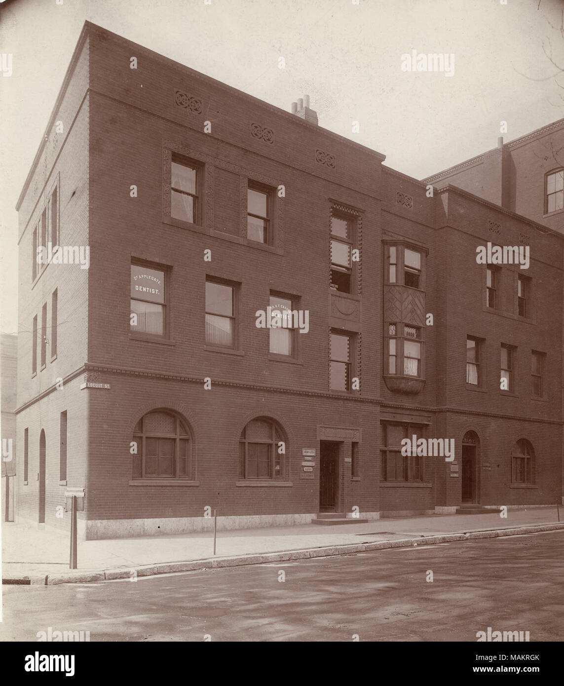 Titel: Doctor's Offices At 2602-2604 Locust Street. Büros von Sidney I. Schwab, M.D.; Malvern B. Clopton, M.D.; G.W. Applegate, D.D. S; H.W. Cassel, D.D.S. (Eames und Junge, Architekten). . März 1902. F.D. Hampson Stockfoto