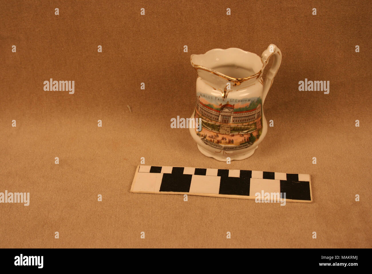 Weißer Keramik Rahmtopf hat Vergoldete d+?cor und einem großen ovalen Farbe Transfer von der Regierung der Vereinigten Staaten Gebäude aus der World's Fair 1904. Titel: weißer Keramik Rahmtopf mit Farbe Transfer Bild der Regierung der Vereinigten Staaten Gebäude aus der World's Fair 1904. 1904. Stockfoto