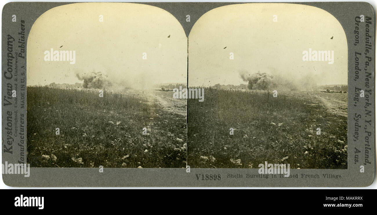 Horizontale, Sepia stereocard zeigen einen großen offenen Bereich mit Rauch von Explosionen im Hintergrund. Keystone Stereograph Anzahl V 18898. Der Titel lautet: der Höllen Platzen des zerstörten französischen Dorf." Titel: der Höllen Platzen des zerstörten französischen Dorf." zwischen ca. 1914 und ca. 1918. Keystone View Company Stockfoto