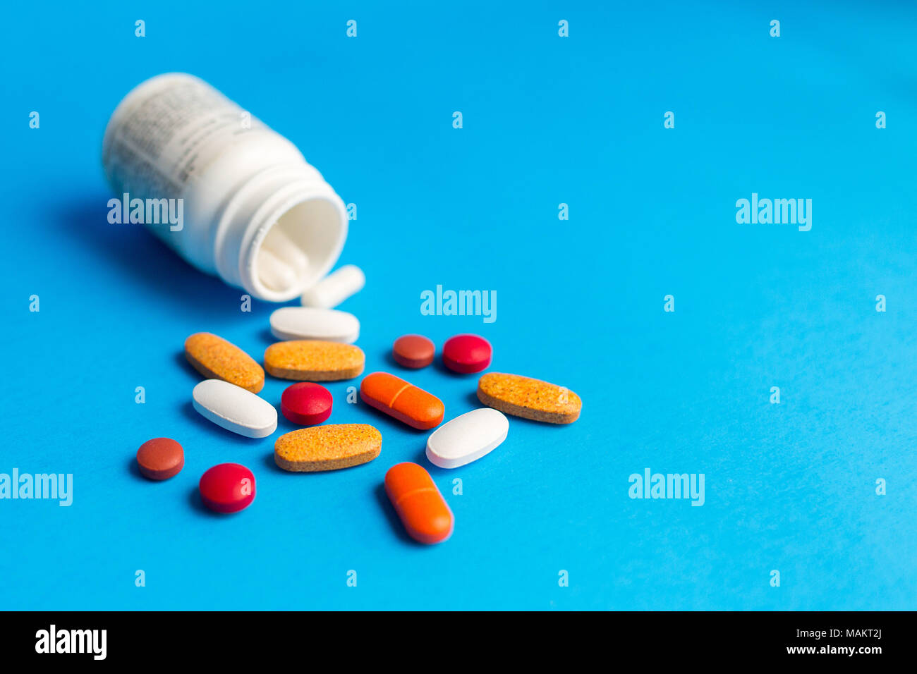 Verschiedene pharmazeutische Medizin Pillen, Tabletten und Kapseln platzen aus der Flasche Stockfoto