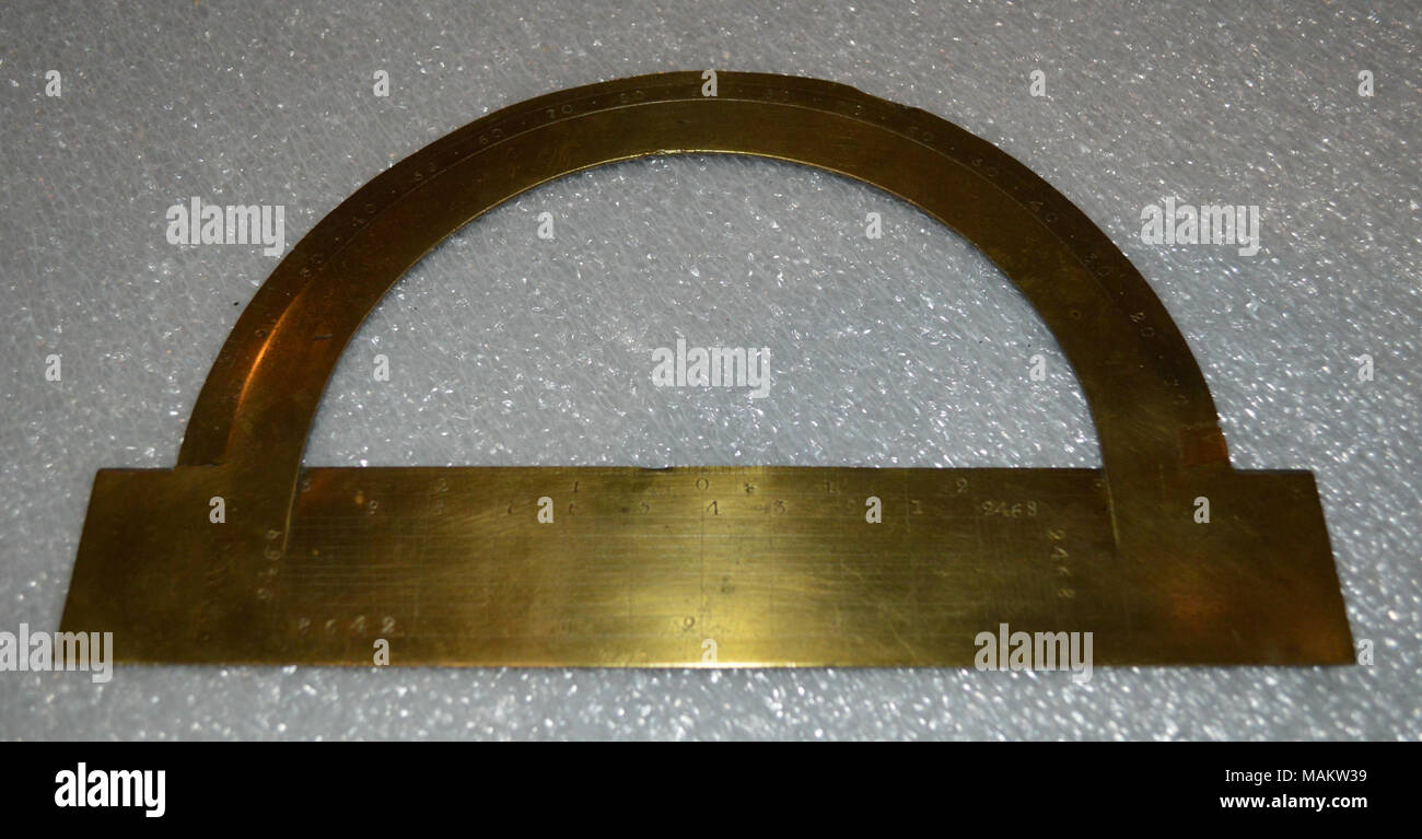 Messing surveyor Winkelmesser, im Besitz von Charles DeWard, St. Louis County Surveyor von 1831-1841. Besteht aus einem 1,5 Zoll breite gerade Stange und einem 1-Zoll breiten gewölbten Bar; Kalibrierung Linien und Nummerierung auf gewölbten Bar und gerader Kante Titel gestempelt: Messing Surveyor Winkelmesser im Besitz von Charles Deward, ST. Louis County Surveyor von 1831-1841. ca. 1820. Stockfoto