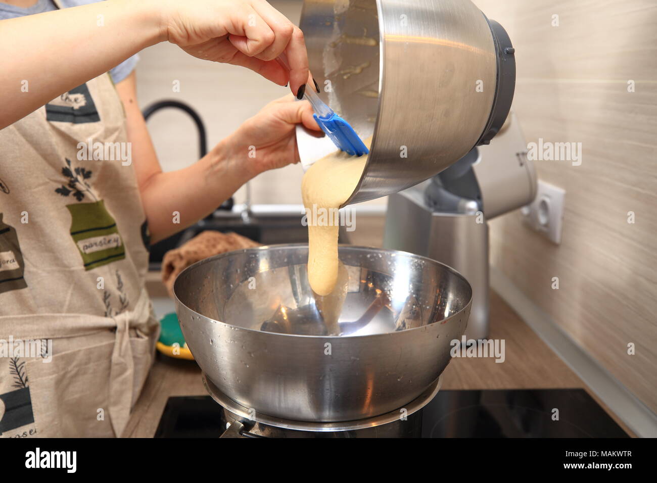 Frau, die Teig für Kuchen. Frau hand mit Schüssel Teig close-up. Stockfoto