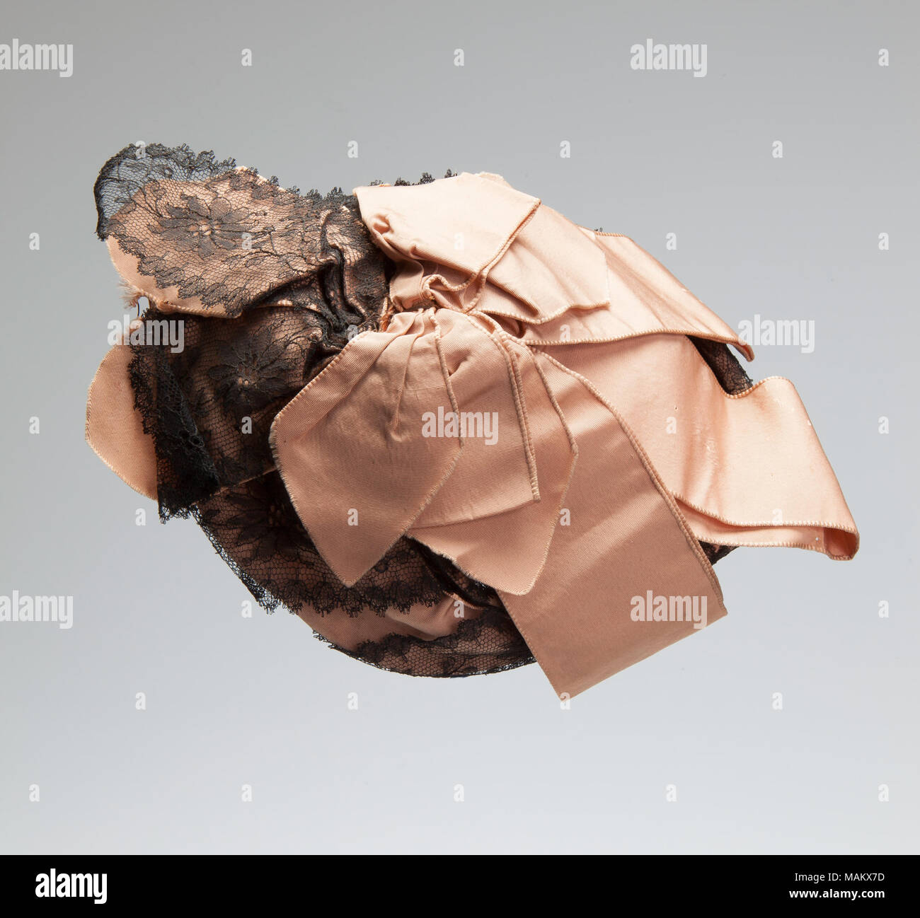 Women's beige Rosa offene Krone hut mit schwarzer Spitze. Ein tier Beige Pink Ribbon deckt die Öffnung in der Mitte zurück. Titel: Women's Open Krone hat. um 1870. Stockfoto