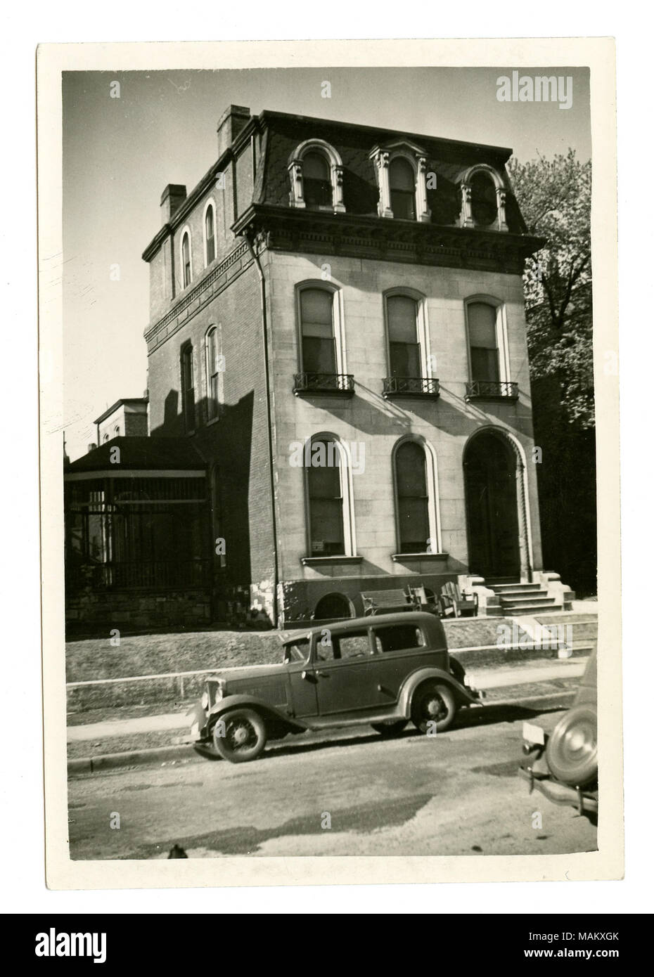 Vertikal, schwarz-weiß Foto eines dreistöckigen Stein und Ziegel Residence mit dekorativen Dachfenster und Gesims unter. Einen Seiteneingang hat eine Veranda mit Holzgeländer. Die Residenz gehörte Adolphus Busch Titel: Busch, Adolphus Residence. 1838 Kennett. . Ca. 1800. Swekosky, William G., 1895-1964 Stockfoto