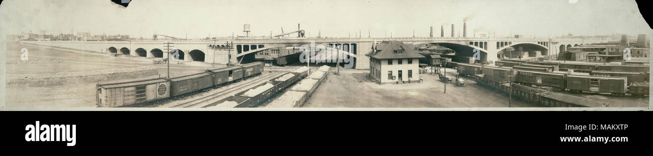 Horizontale, sepia Panorama zeigt einen Zug Hof unter einer Brücke. Text gedruckt in Weiß in der unteren, linken Ecke liest: "kingshighway Viadukt, St. Louis. 1911 Von-WM gebaut. S. Carmichael Co., eine Tochtergesellschaft der Unit Construction Company, St. Louis. Foto von G.E. Palfrey. Granit Geb.. St. L.' Titel: 'Kingshighway Viadukt, St. Louis." circa 1911. Palfrey, G.E. Stockfoto