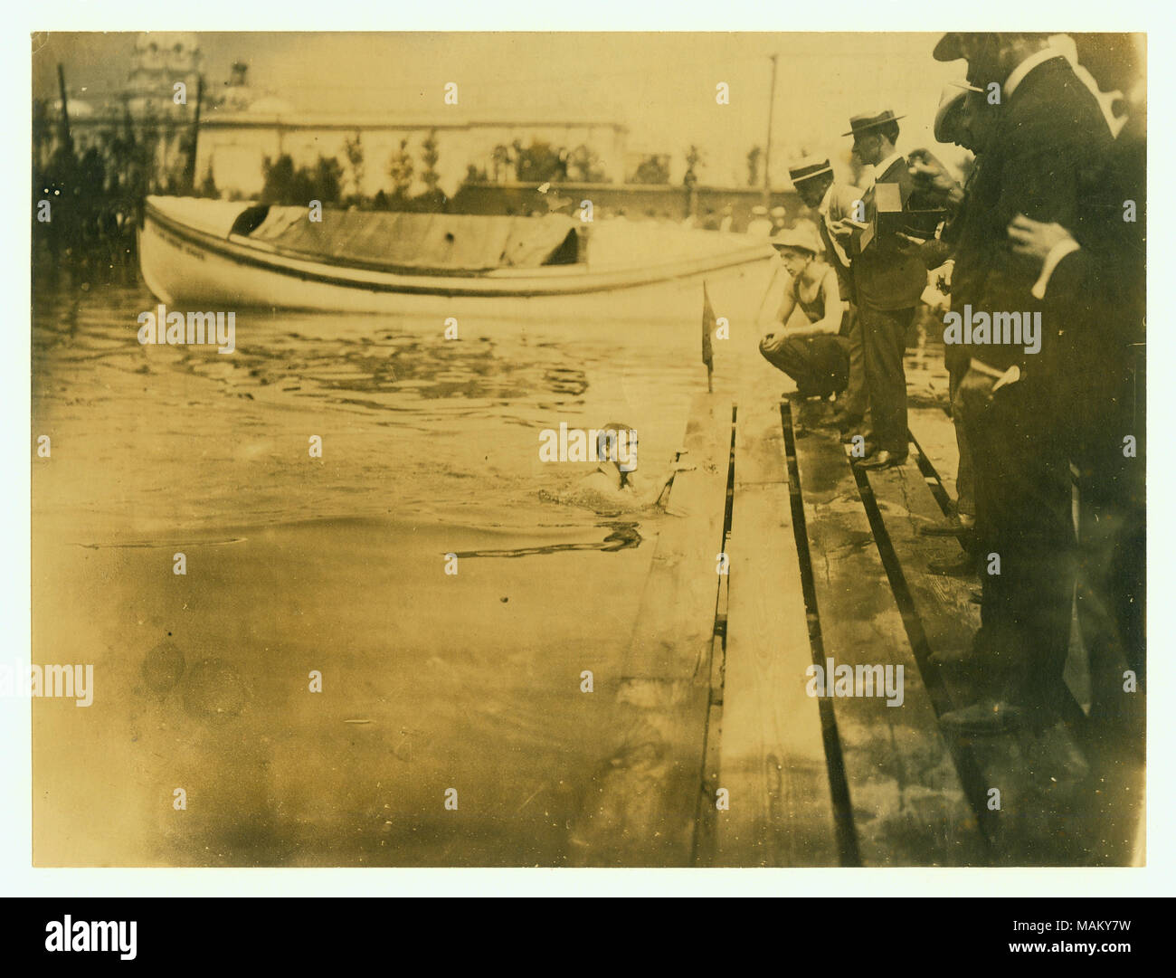 Horizontale Foto von einem Schwimmer halten auf den Dock-Plattform. Richter in der Straße Kleidung auf dem Bahnsteig. Titel: 1904 Olympics: R.E. Strand, Chicago Athletic Association und gewann 1,6 Olympischen Swimmingpool Handicap. . 1904. Stockfoto