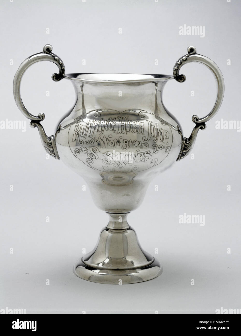 Silber loving Cup Trophäe an den Olympischen Spielen 1904 zu Samuel S. Jones ausgezeichnet für den Betrieb hoch springen. Jones, Vertreter des New York Athletic Club, sprang ein Abstand von 5 Fuß, 11, Zoll. Titel: 1904 Silber olympischen Trophäe. 1904. Mermod und Jaccard Schmuck Co. Stockfoto