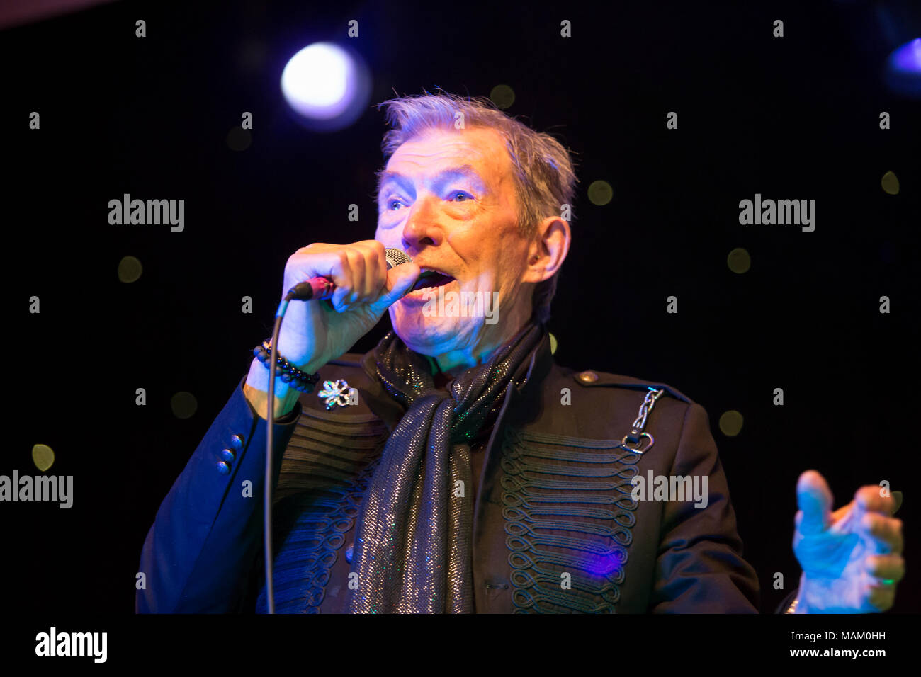 Crewe, Cheshire, UK. 2. April 2018. Dave Berry führt live auf der Nantwich Civic Hall als Teil der Oh Mann Es ist die non-stop 60er Jahre zeigen in der 22 Nantwich Jazz, Blues und Musik Festival. Foto: Simon Newbury/Alamy leben Nachrichten Stockfoto