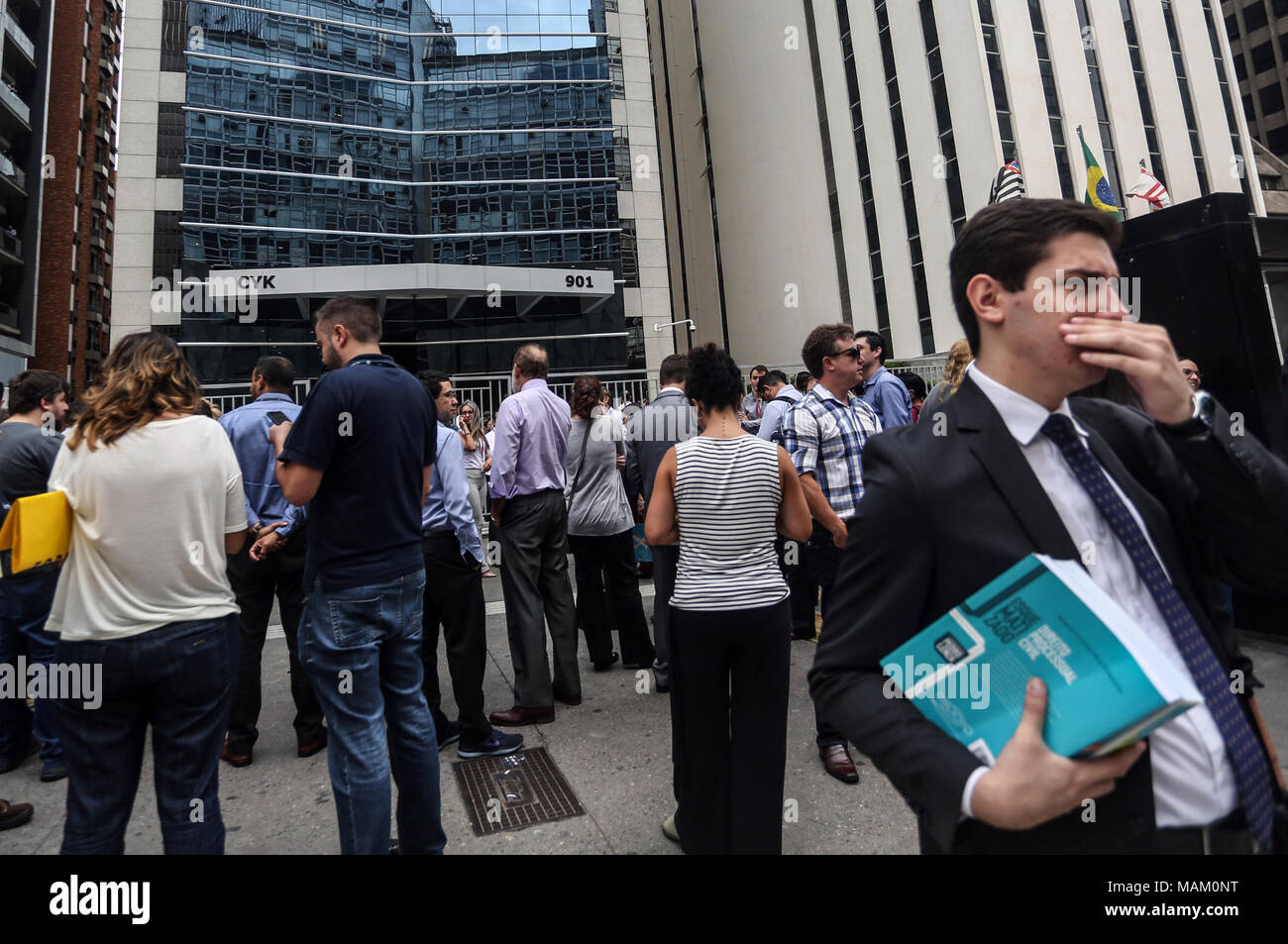 Sao Paulo, Brasilien. 2 Apr, 2018. Menschen versammeln sich im Freien nach Sensing ein Erdbeben in Sao Paulo, Brasilien, am 2. April 2018. Boliviens Erdbeben am Montag war so weit entfernt wie der brasilianischen Stadt Sao Paulo, wo Bewohner und Angestellten auf die Straße verschüttet war. Das BEBEN von 6,8 auf der Richterskala im südlichen Bolivien Departamento Chuquisaca um 9:40 Uhr Ortszeit (13:40 GMT), die U.S. Geological Survey (USGS) sagte. Credit: Rahel Patrasso/Xinhua/Alamy leben Nachrichten Stockfoto