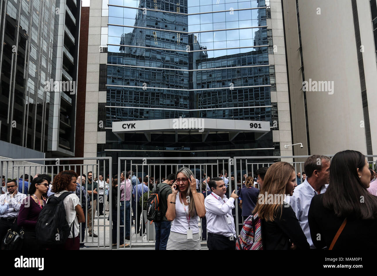Sao Paulo, Brasilien. 2 Apr, 2018. Menschen versammeln sich im Freien nach Sensing ein Erdbeben in Sao Paulo, Brasilien, am 2. April 2018. Boliviens Erdbeben am Montag war so weit entfernt wie der brasilianischen Stadt Sao Paulo, wo Bewohner und Angestellten auf die Straße verschüttet war. Das BEBEN von 6,8 auf der Richterskala im südlichen Bolivien Departamento Chuquisaca um 9:40 Uhr Ortszeit (13:40 GMT), die U.S. Geological Survey (USGS) sagte. Credit: Rahel Patrasso/Xinhua/Alamy leben Nachrichten Stockfoto