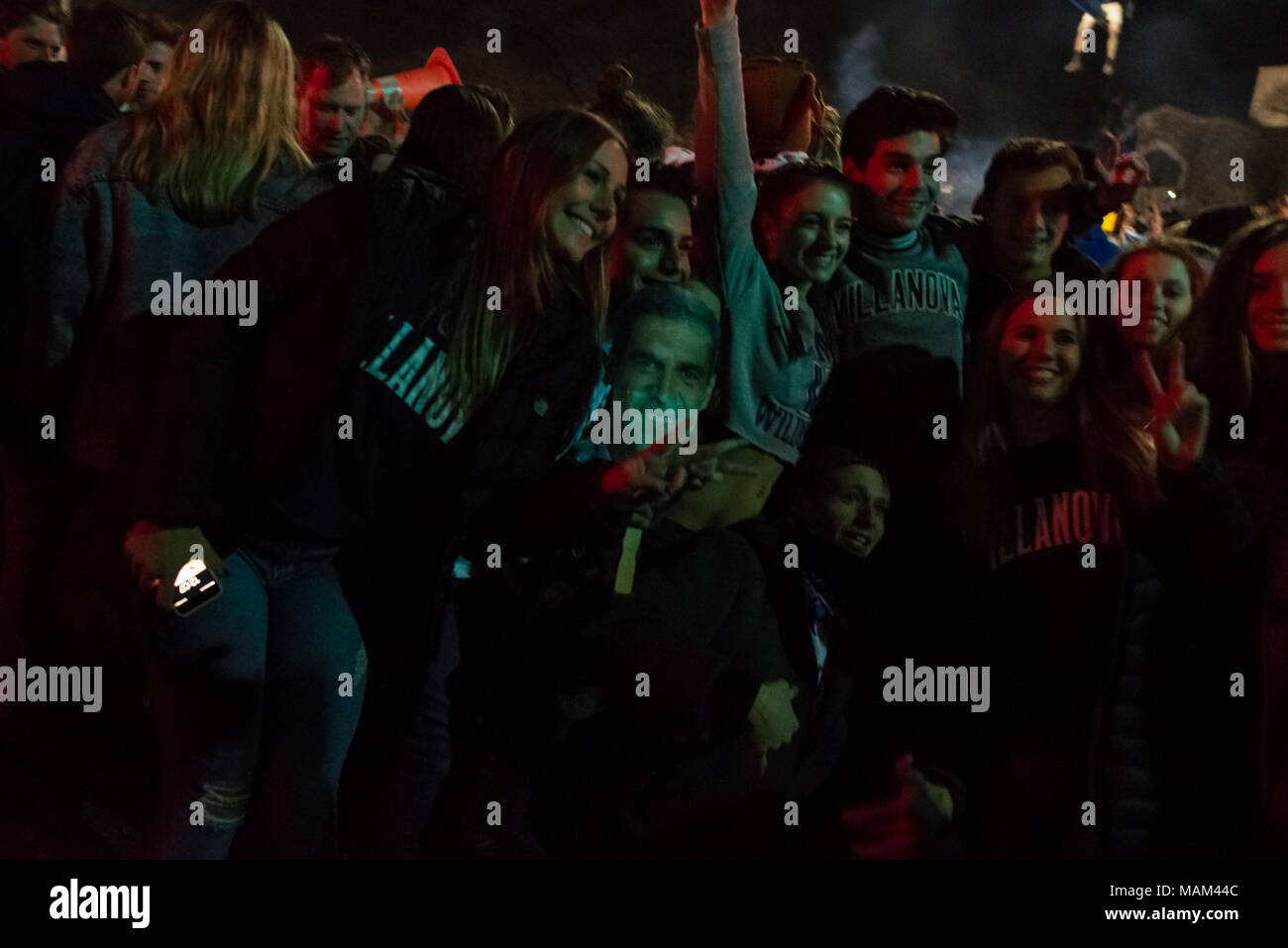Villanova, Pennsylvania, USA. 2 Apr, 2018. Studenten und Fans feiern Villanova University Männer Basketball Team gewann die NCAA Meisterschaft im Radnor Township, Villanova, PA. Credit: Kelleher Fotografie/Alamy Leben Nachrichten. Stockfoto