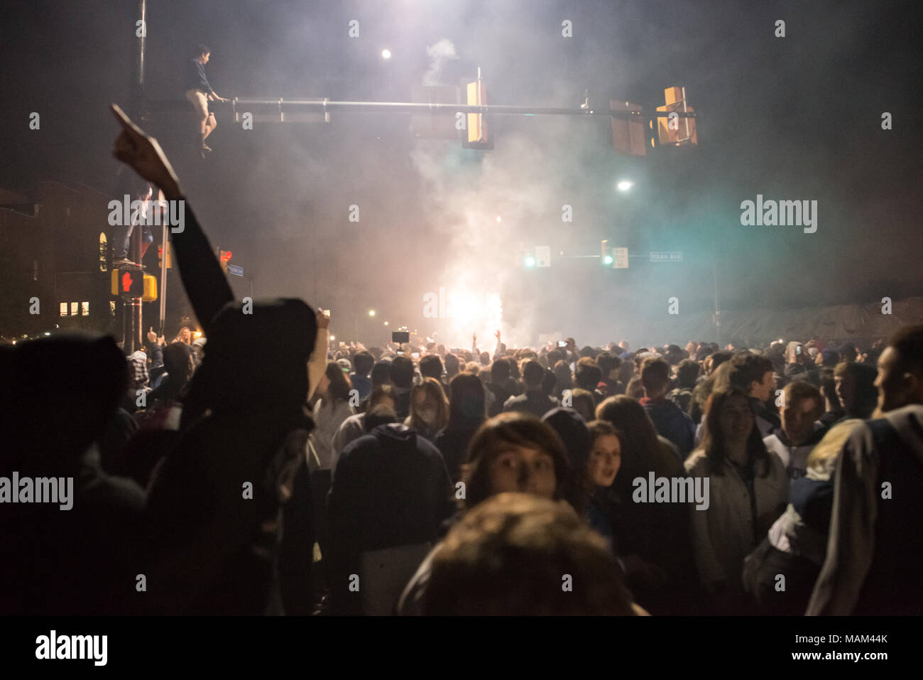 Villanova, Pennsylvania, USA. 2 Apr, 2018. Studenten und Fans feiern Villanova University Männer Basketball Team gewann die NCAA Meisterschaft im Radnor Township, Villanova, PA. Credit: Kelleher Fotografie/Alamy Leben Nachrichten. Stockfoto