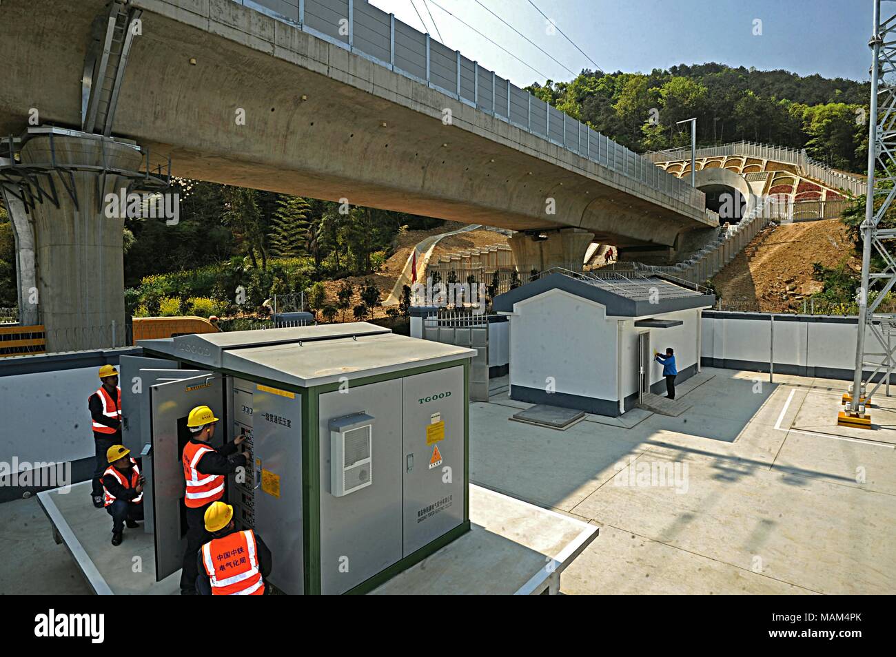 (180403) - TONGLU, April 3, 2018 (Xinhua) - Elektriker, das elektrische System für die Hangzhou-Huangshan high-speed Railway in Tonglu County in der ostchinesischen Provinz Zhejiang, April 1, 2018. Die 265 Kilometer lange Bahnstrecke links Hangzhou, der Hauptstadt der Provinz Zhejiang, mit Huangshan City in der Provinz Anhui. Der Personenverkehr auf der Schiene wird noch in diesem Jahr eröffnet werden. (Xinhua/Tan-Jin) (Ry) Stockfoto