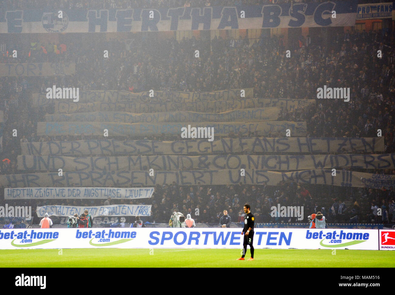 Eingereicht - 31 März 2018, Deutschland, Berlin, Bundesliga, Hertha BSC vs VfL Wolfsburg, im Olympiastadion: Hertha BSC fans Banner anzeigen mit Fans der Text 'in der Presse angegriffen und M. Art & Co nicht wehren. Sie haben uns nicht vertreten!" Vor dem Spiel (beste Qualität). Foto: Jan Kuppert/dpa - WICHTIGER HINWEIS: Aufgrund der Deutschen Fußball Liga (DFL) · s Akkreditierungsregeln, Veröffentlichung und Weiterverbreitung im Internet und in online Medien ist während des Spiels zu 15 Bildern pro Spiel beschränkt Stockfoto