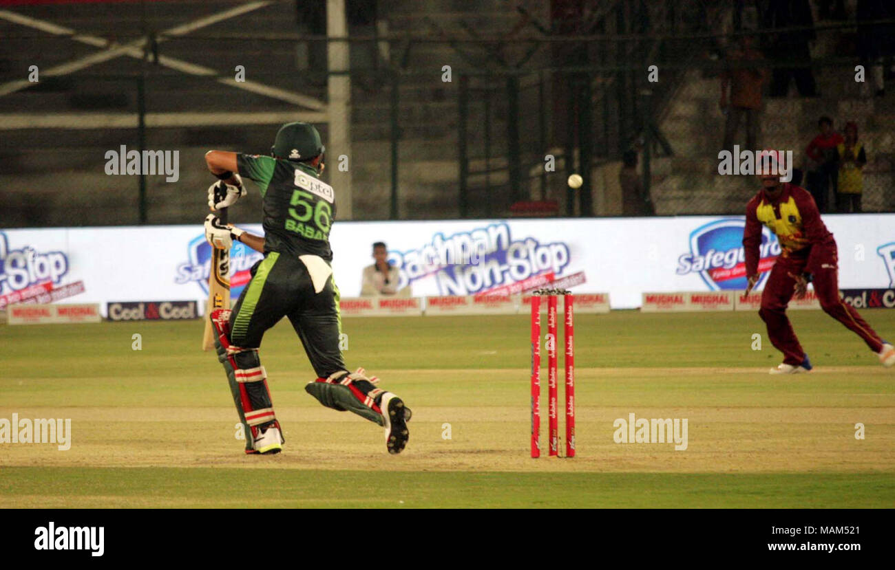 Die pakistanischen Spieler Babar Azam seine Bemühung während 2 T20 Match zwischen Pakistan und Westindien, auf nationaler Stadion in Karachi am Montag, April 02, 2018. Stockfoto