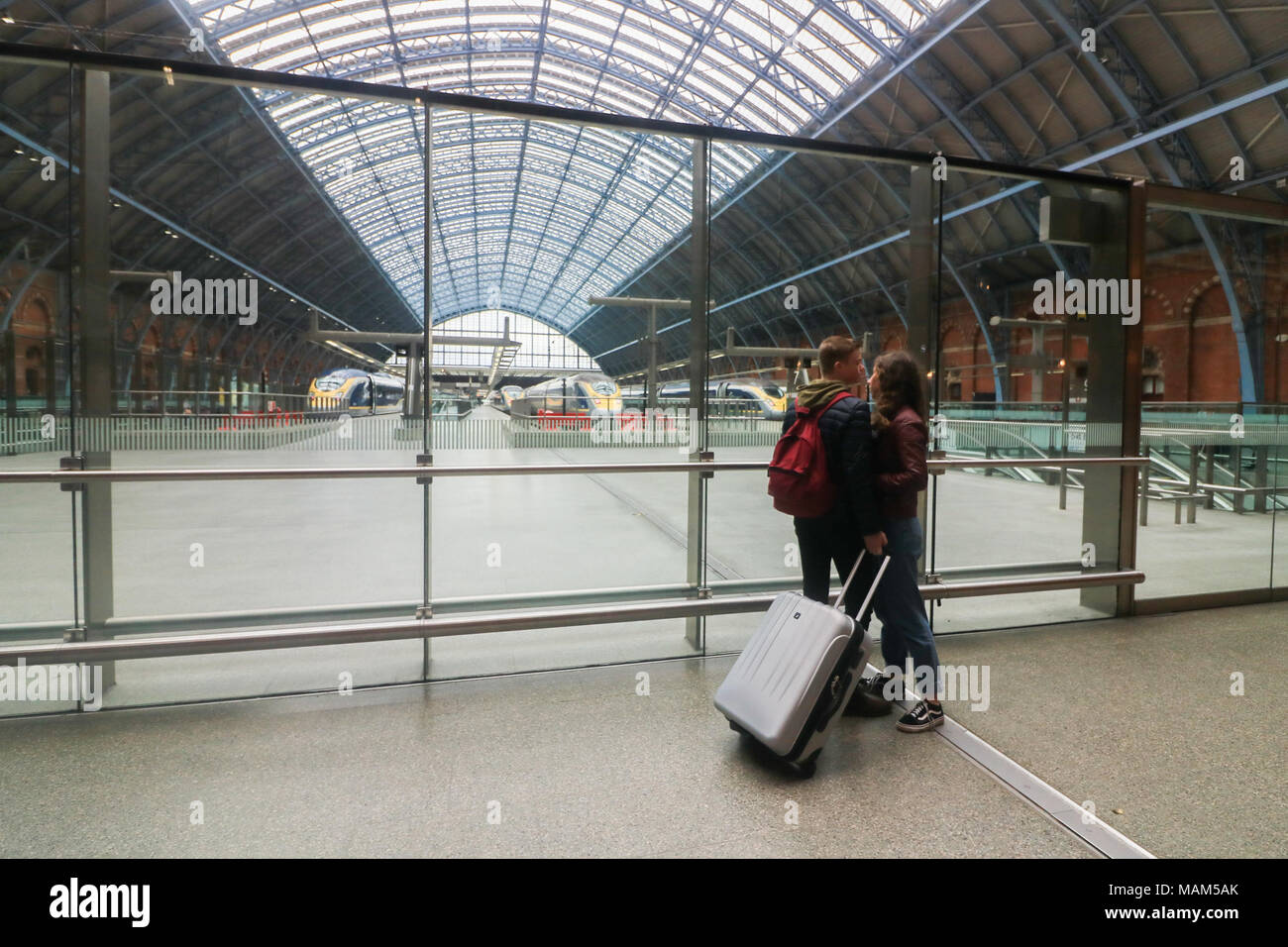 London, Großbritannien. 3. April 2018. Passagiere am St. Pancras International London Gesicht Störungen auf dem Eurostar Bahnhof und Stornierungen aufgrund der zwei Tag National Rail Streik in Frankreich Credit: Amer ghazzal/Alamy leben Nachrichten Stockfoto