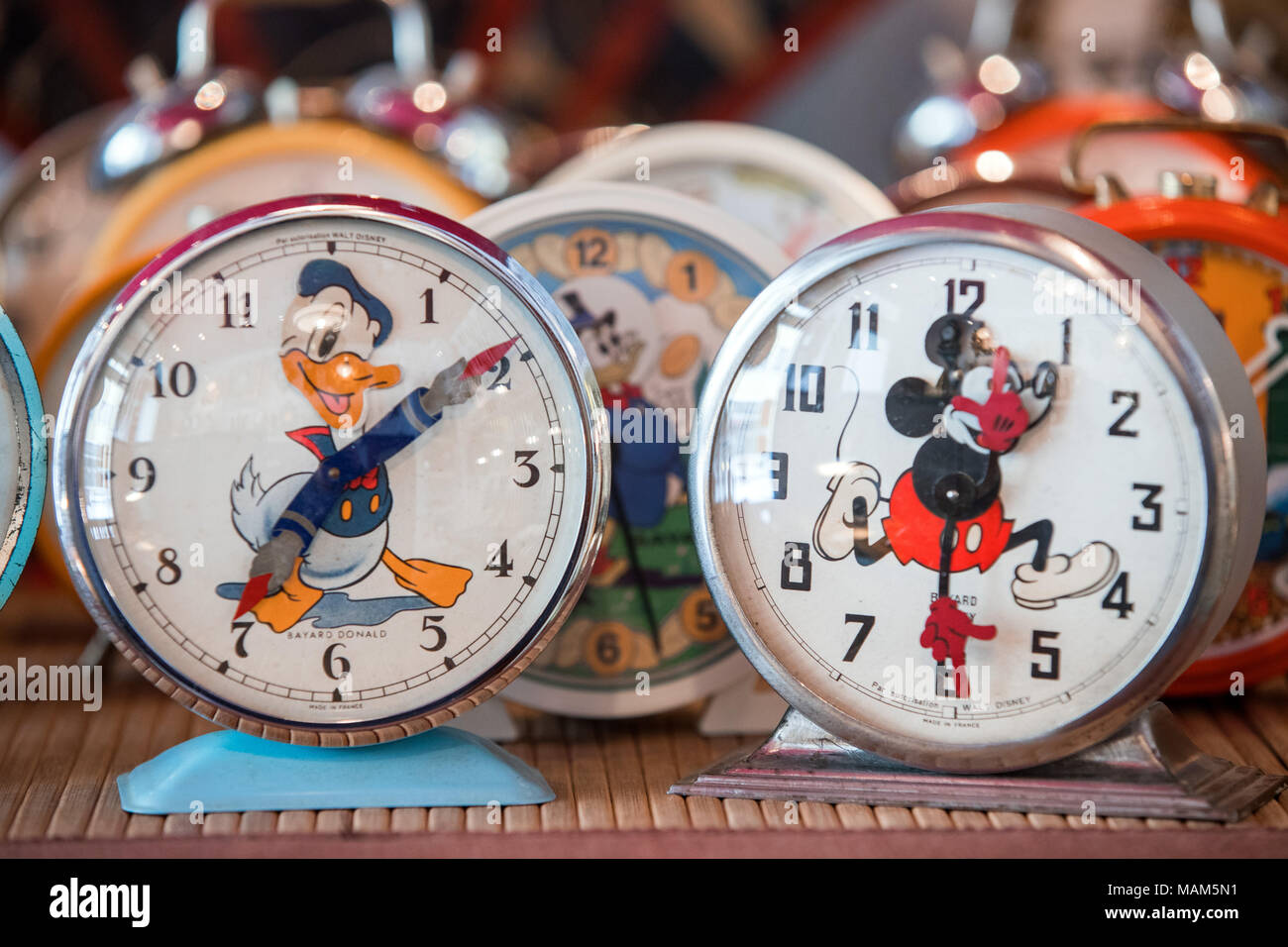 26. Februar 2018, Deutschland, Lübeck: Wecker mit verschiedenen Disney Figuren, Teil der Sammlung von antiken Uhren, uhrmachermeister Norbert Schmidt zusammen in seinem Workshop "Klokkenmaker" in Lübeck. Die uhr Experte hat versteigert, gekauft und Uhren auf der ganzen Welt in den letzten Jahrzehnten repariert. Foto: Jens Büttner/dpa-Zentralbild/dpa Stockfoto