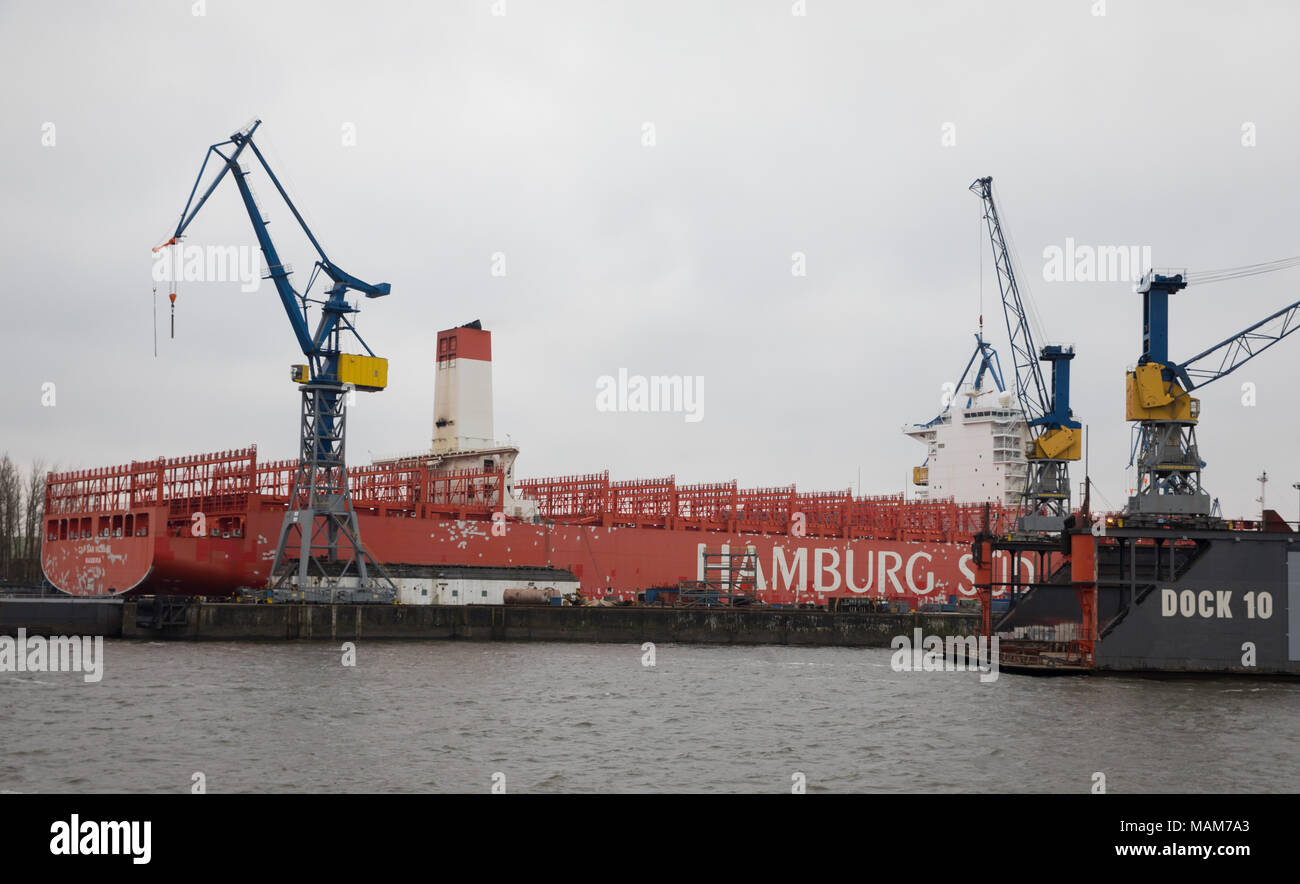 15 März 2018, Deutschland, Hamburg: Das Containerschiff "Cap San Nicolas" der "Hamburg Süd"-Linie am Anker im Dock Elbe 17 von Blohm Voss Werft. Foto: Christian Charisius/dpa Stockfoto