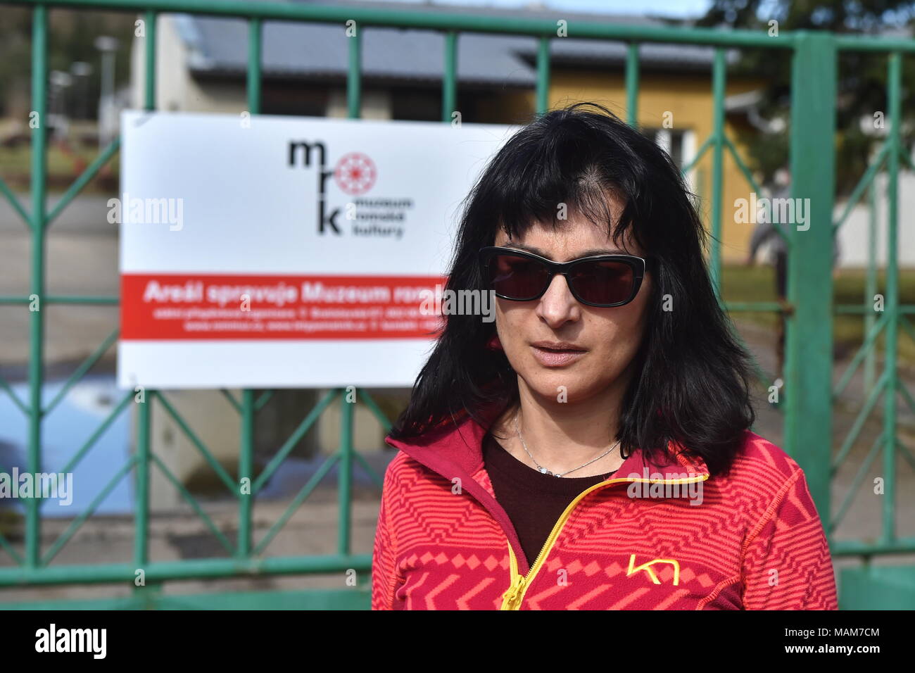 Firma agpi Hände über Schweinefarm in Lety, der Tschechischen Republik, dem Staat am 3. April 2018. Auf dem Foto ist Jana Horvathova, Direktor des Museums für Roma-Kultur, gesehen. Ein Denkmal für die Opfer des Holocaust der Roma ist auf dem Gelände des ehemaligen Konzentrationslagers errichtet werden. Die Schweinehaltung wurde in den 1970er Jahren gebaut. Es fallen 7 Hektar und Schweine in 13 Hallen aufgezogen wurden. Nach dem Kaufvertrag unterzeichnet wurde, Betreiber der Farm fahren die Schweine zu den Schlachthöfen in Fleisch Pflanzen. Die ehemaligen Schweinefarm liquidiert werden und es wird in eine Roma Holocaust Memorial verwaltet durch das Museum der gedreht werden Stockfoto