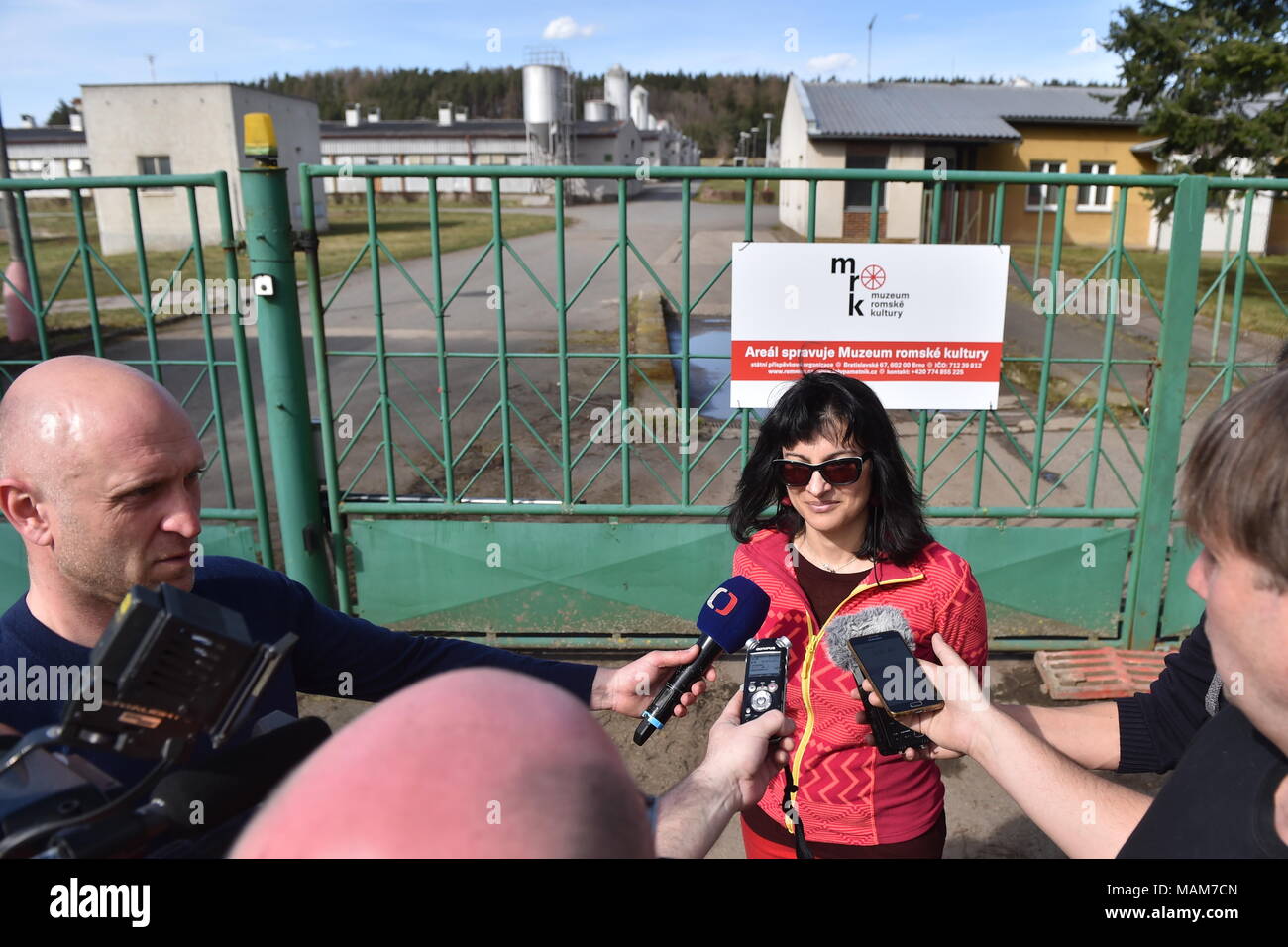 Firma agpi Hände über Schweinefarm in Lety, der Tschechischen Republik, dem Staat am 3. April 2018. Auf dem Foto ist Jana Horvathova, Direktor des Museums für Roma-Kultur, gesehen. Ein Denkmal für die Opfer des Holocaust der Roma ist auf dem Gelände des ehemaligen Konzentrationslagers errichtet werden. Die Schweinehaltung wurde in den 1970er Jahren gebaut. Es fallen 7 Hektar und Schweine in 13 Hallen aufgezogen wurden. Nach dem Kaufvertrag unterzeichnet wurde, Betreiber der Farm fahren die Schweine zu den Schlachthöfen in Fleisch Pflanzen. Die ehemaligen Schweinefarm liquidiert werden und es wird in eine Roma Holocaust Memorial verwaltet durch das Museum der gedreht werden Stockfoto