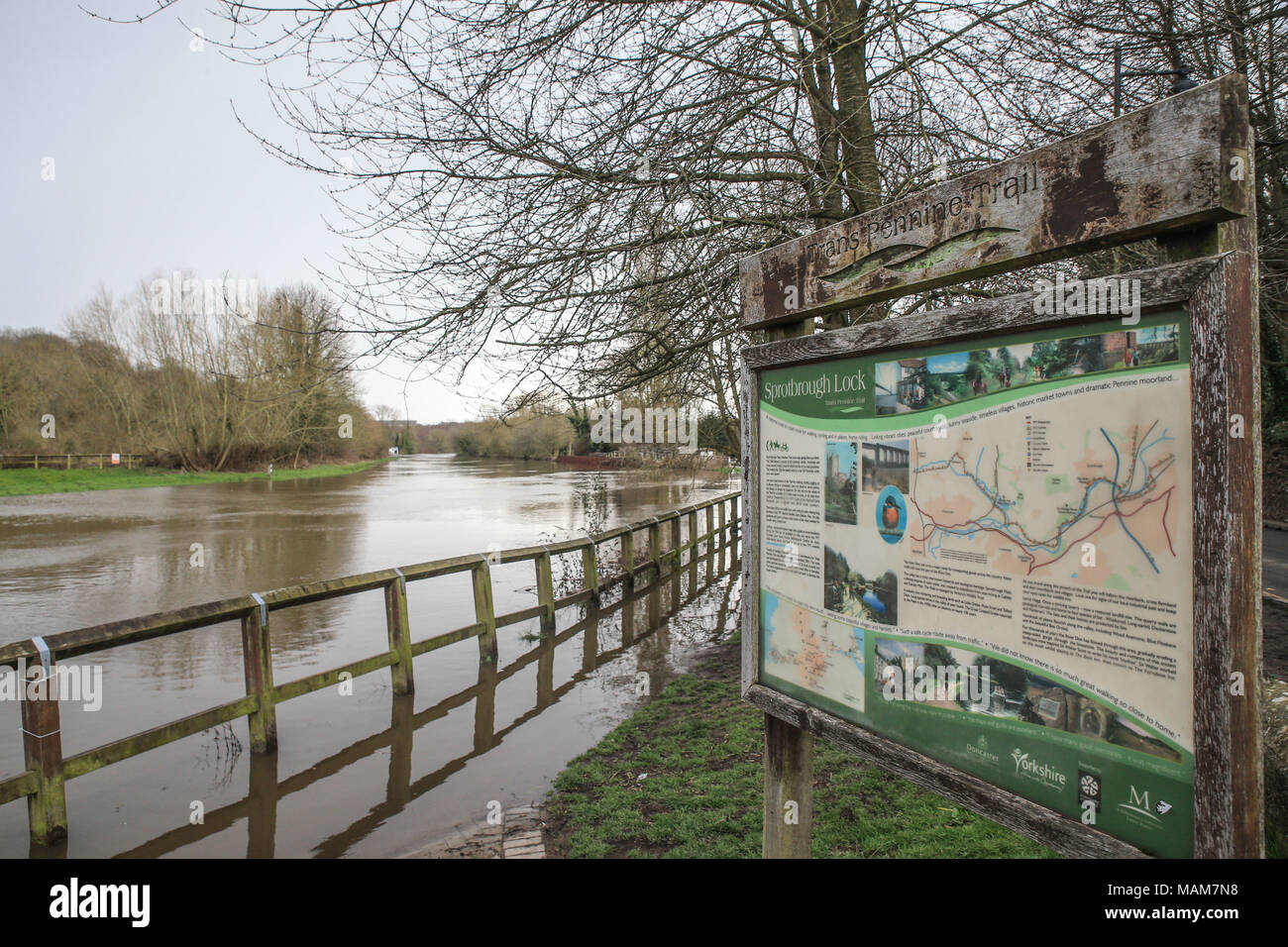 Doncaster, Großbritannien. 03 Apr, 2018. UK Wetter: 3. April 2018, Sprotbrough Lock, Doncaster, England; Sprotbrough sperren und den Don flood nach dem gestrigen schweren Schnee schmilzt und dann weiter nach Regen in der Nacht; Credit: Aktuelles Bilder/Alamy leben Nachrichten Stockfoto