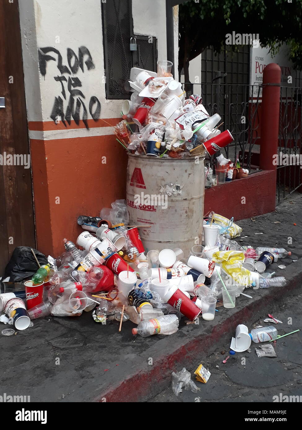 Tepoztlan, Morelos, Mexiko. 2 Apr, 2018. Ein Müllcontainer gesehen überschritten und damit seine Kapazität, trotz der großen Zustrom von Tourismus in Tepoztlan lokale Behörden nicht den Bedürfnissen, um Umweltverschmutzung zu vermeiden und die Straßen sauber halten. Credit: Carlos Tischler/SOPA Images/ZUMA Draht/Alamy leben Nachrichten Stockfoto
