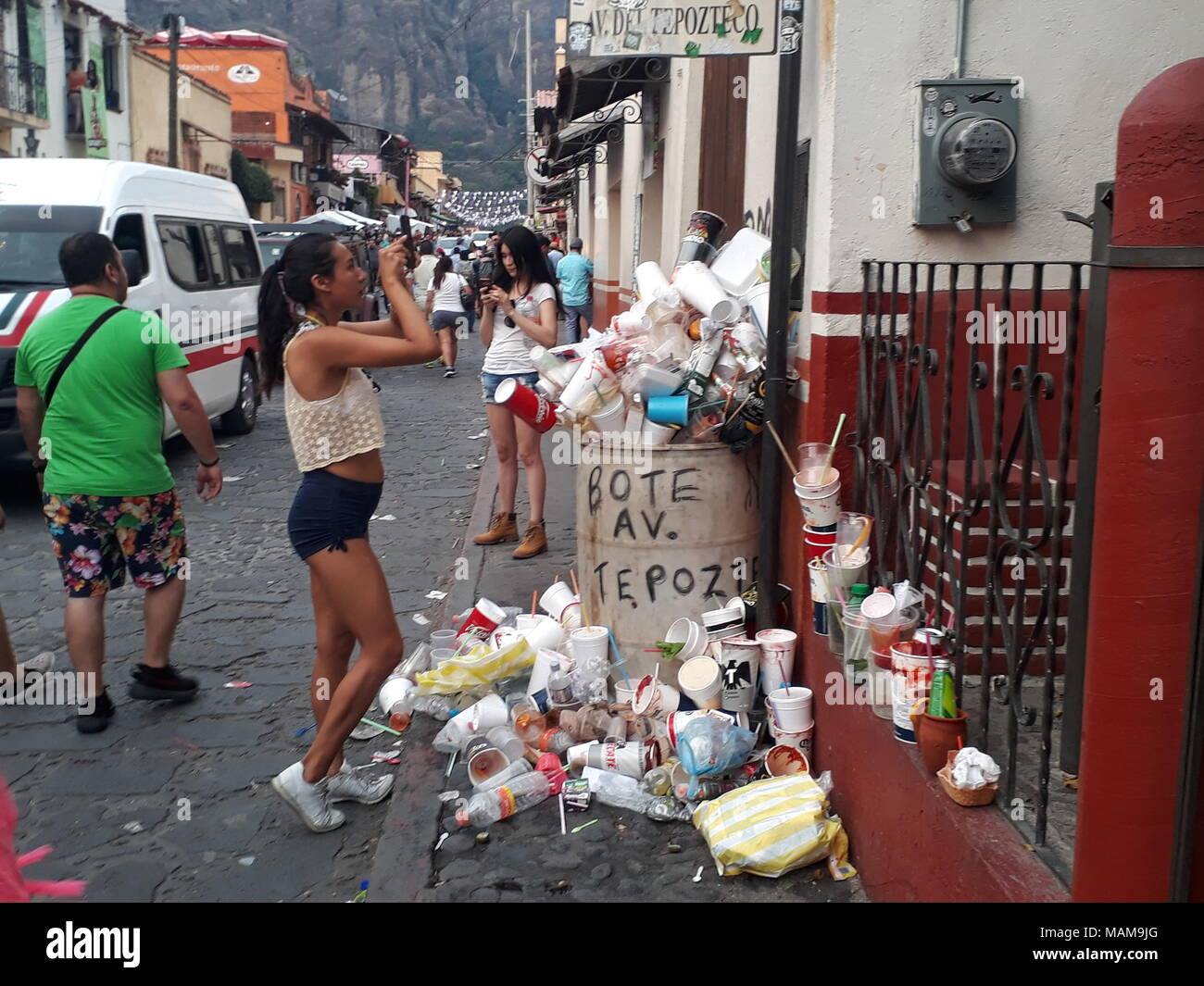 Tepoztlan, Morelos, Mexiko. 18 Mär, 2018. Eine junge Dame gesehen Hinterlegung Abfall in Mülltonnen ihre Kapazität überschritten, trotz der großen Zustrom von Tourismus in Tepoztlan lokale Behörden erfüllen nicht die Anforderungen, um Umweltverschmutzung zu vermeiden und die Straßen sauber halten. Credit: Carlos Tischler/SOPA Images/ZUMA Draht/Alamy leben Nachrichten Stockfoto