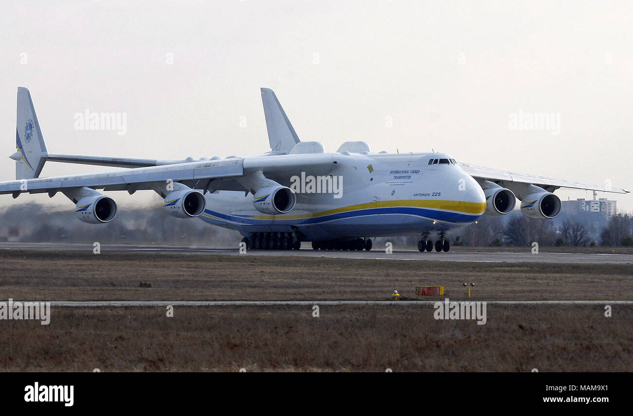 Kiew, Ukraine. 3 Apr, 2018. Einen ukrainischen Antonov An-225 'Mriya' (Traum) Flugzeug hebt ab Gostomel Flughafen, in der Nähe von Kiew, Ukraine, am 03. April 2018. Die riesigen Verkehrsmittel Flugzeug fliegt zu Deutschen Leipzig, für weitere kommerzielle Flüge. Die Antonov An-225 'Mriya' ist eine strategische Luftbrücke Cargo Aircraft, die ursprünglich von der damaligen Sowjetunion Antonov Design Bureau in den 1980er Jahren entwickelt wurde. Es ist das einzige fliegende Flugzeug seiner Art und die längste und schwerste Flugzeug, das jemals gebaut wurde. Credit: ZUMA Press, Inc./Alamy leben Nachrichten Stockfoto