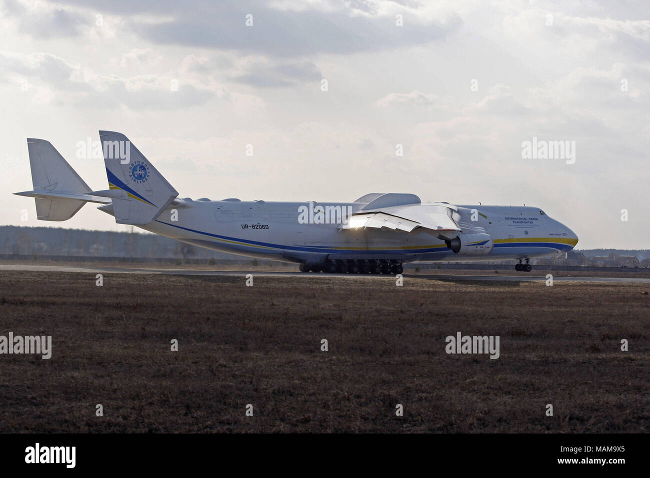 Kiew, Ukraine. 3 Apr, 2018. Einen ukrainischen Antonov An-225 'Mriya' (Traum) Flugzeug hebt ab Gostomel Flughafen, in der Nähe von Kiew, Ukraine, am 03. April 2018. Die riesigen Verkehrsmittel Flugzeug fliegt zu Deutschen Leipzig, für weitere kommerzielle Flüge. Die Antonov An-225 'Mriya' ist eine strategische Luftbrücke Cargo Aircraft, die ursprünglich von der damaligen Sowjetunion Antonov Design Bureau in den 1980er Jahren entwickelt wurde. Es ist das einzige fliegende Flugzeug seiner Art und die längste und schwerste Flugzeug, das jemals gebaut wurde. Credit: ZUMA Press, Inc./Alamy leben Nachrichten Stockfoto