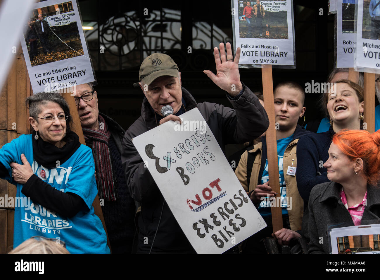 London, Großbritannien. 3. April 2018. 'Defend die Zehn "demonstranten sammelten sich an der Carnegie Library in Lambeth, im Vorfeld der Kommunalwahlen, die Schließung von zehn Bibliotheken in der Stadt zu kämpfen. David Rowe/Alamy Leben Nachrichten. Stockfoto