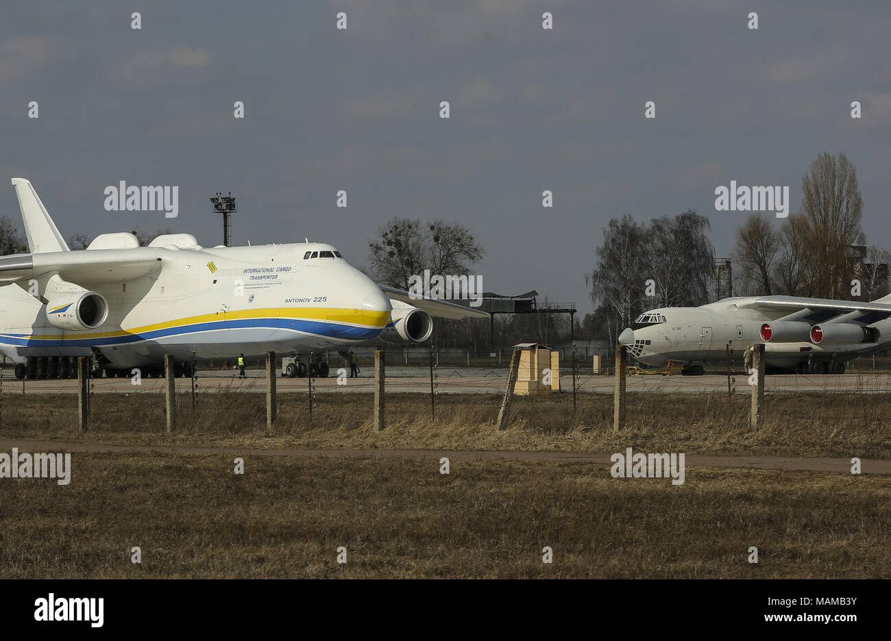 Kiew, Ukraine. 3 Apr, 2018. Eine IL-76 Ebene (R) zu sehen ist neben der Antonov An-225 Mriya Flugzeug (L), dem weltweit größten Flugzeuge, vor dessen nehmen Sie während der ersten gewerblichen Flug nach der Renovierung von einem Flugplatz in der Siedlung Hostomel ausserhalb Kiew, Ukraine April 3, 2018. Credit: sergii Kharchenko/ZUMA Draht/Alamy leben Nachrichten Stockfoto