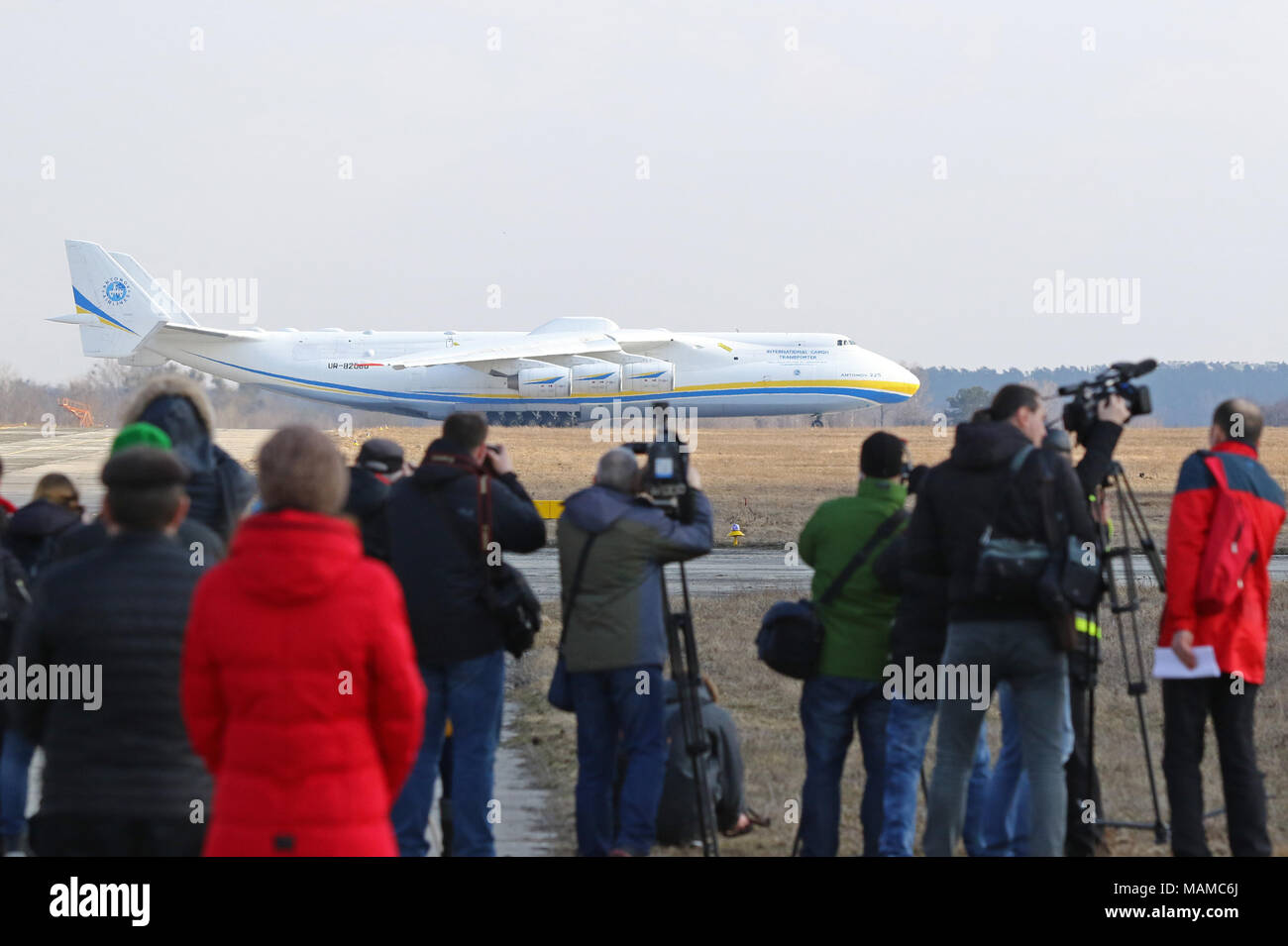 Kiew, Ukraine. 3. April 2018. Reporter schaut auf die Antonov An-225 'Mriya' Flugzeuge während es aus dem Flughafen Gostomel in Kiew, Ukraine. Die gigantische Frachtmaschine ist Fliegen zu Deutschen Leipzig, für weitere kommerzielle Flüge. Eine-225 ist das schwerste Flugzeug, das jemals gebaut wurde. Credit: Oleksandr Prykhodko/Alamy leben Nachrichten Stockfoto