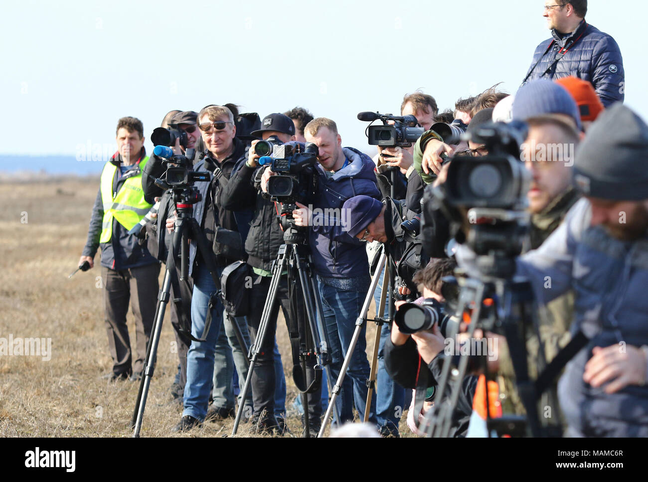 Kiew, Ukraine. 3. April 2018. Reporter schaut auf die Antonov An-225 'Mriya' Flugzeuge während es aus dem Flughafen Gostomel in Kiew, Ukraine. Die gigantische Frachtmaschine ist Fliegen zu Deutschen Leipzig, für weitere kommerzielle Flüge. Eine-225 ist das schwerste Flugzeug, das jemals gebaut wurde. Credit: Oleksandr Prykhodko/Alamy leben Nachrichten Stockfoto