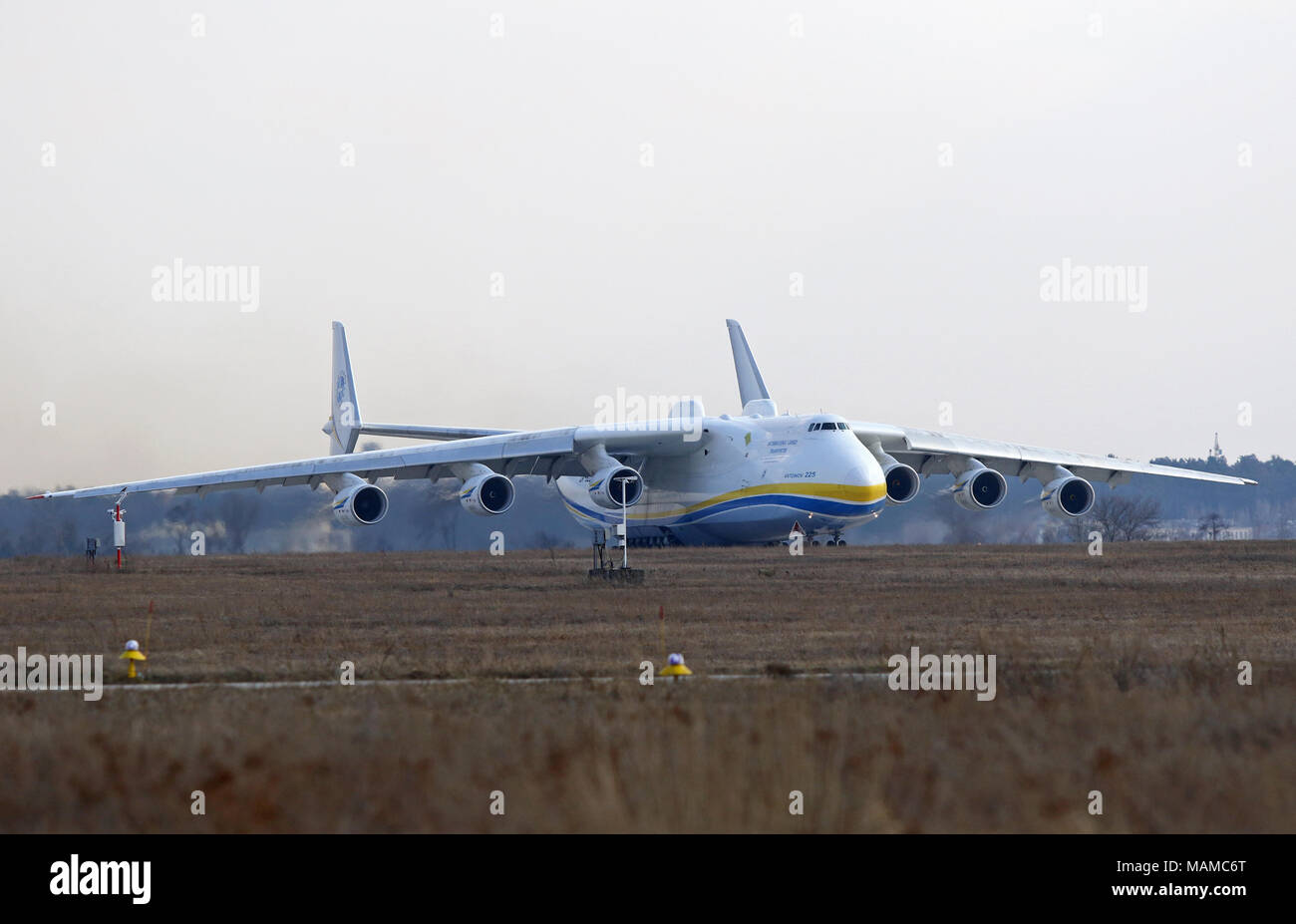 Kiew, Ukraine. 3. April 2018. Ukrainischen Antonov An-225 'Mriya' Flugzeug hebt ab dem Flughafen Gostomel in Kiew, Ukraine. Die gigantische Frachtmaschine ist Fliegen zu Deutschen Leipzig, für weitere kommerzielle Flüge. Eine-225 ist das schwerste Flugzeug, das jemals gebaut wurde. Credit: Oleksandr Prykhodko/Alamy leben Nachrichten Stockfoto