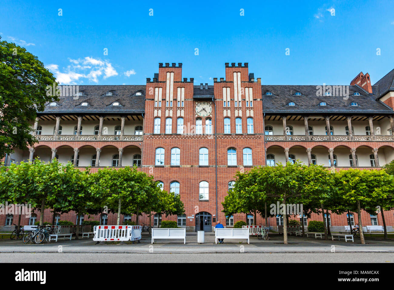BERLIN, DEUTSCHLAND - 1. Juli 2014: Die Charite Universitatsmedizin Berlin, Europas größtes Universitätsklinikum. Gebäude der Charité Research Organisation Stockfoto