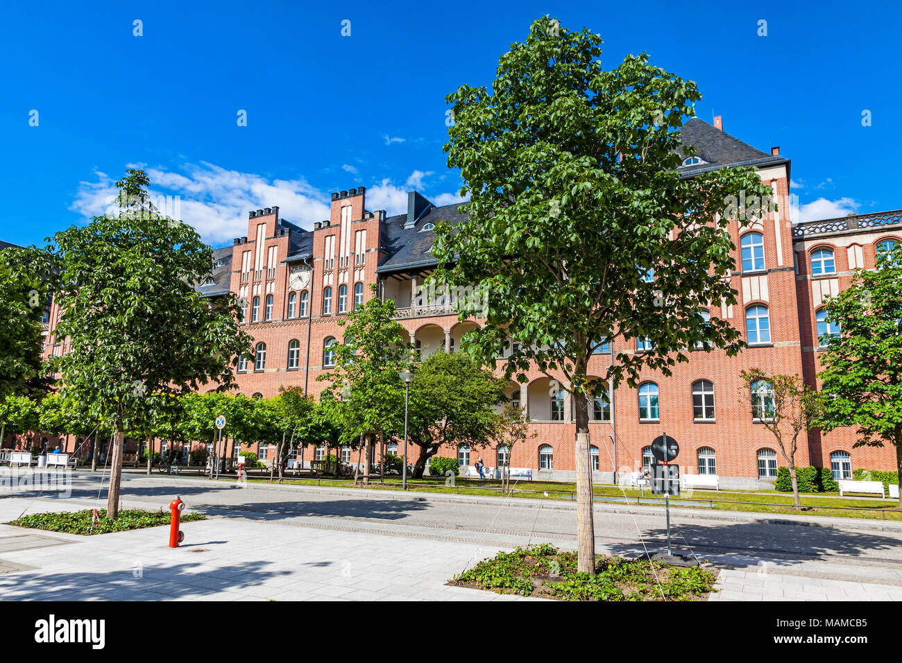 BERLIN, DEUTSCHLAND - 1. Juli 2014: Die Charite Universitatsmedizin Berlin, Europas größtes Universitätsklinikum. Gebäude der Charité Research Organisation Stockfoto