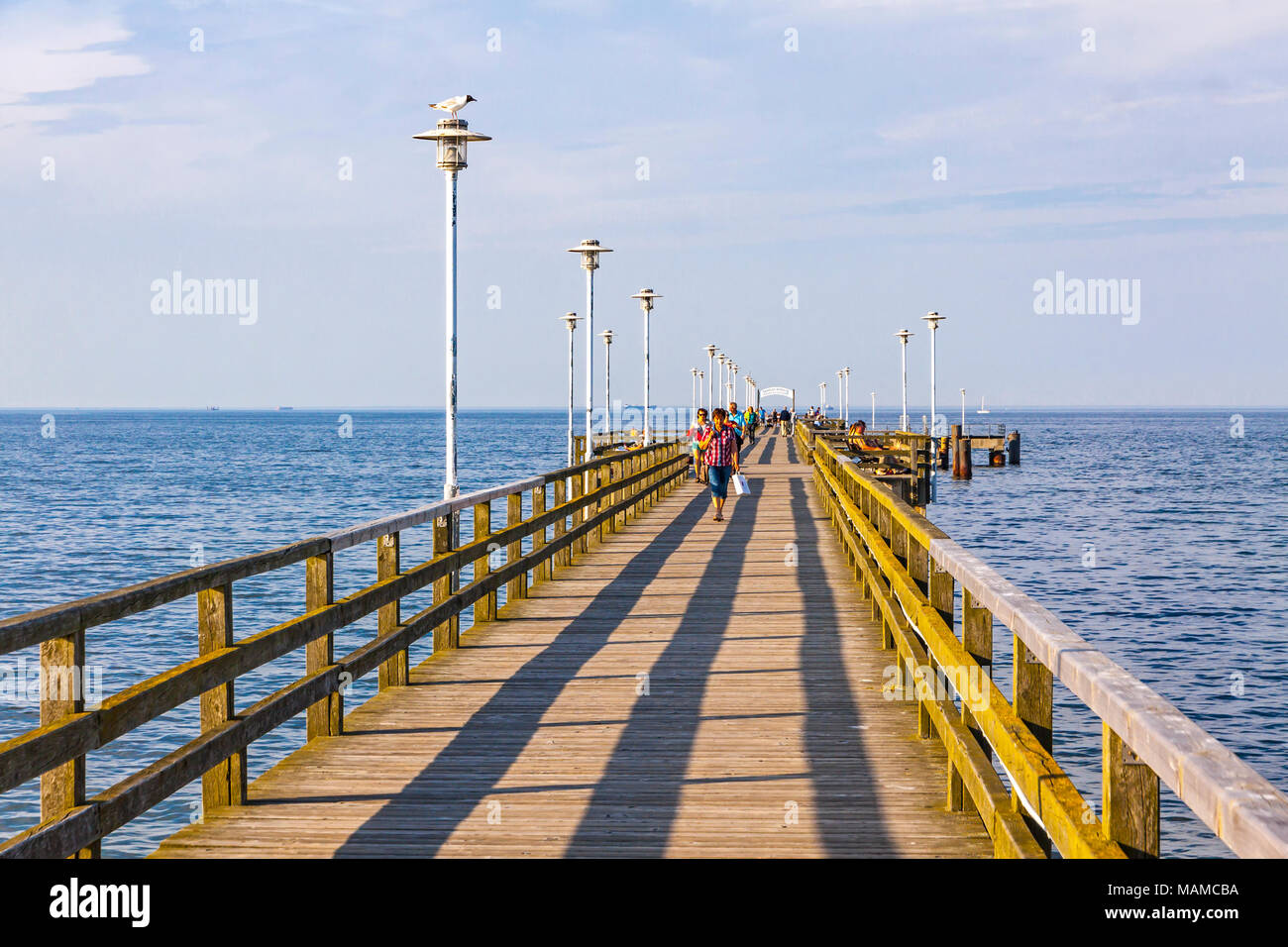 Seebrücke Ahlbeck (Seebrucke Ahlbeck) - Pleasure Pier in Ahlbeck auf der Insel Usedom. Die älteste Pier in Deutschland Stockfoto