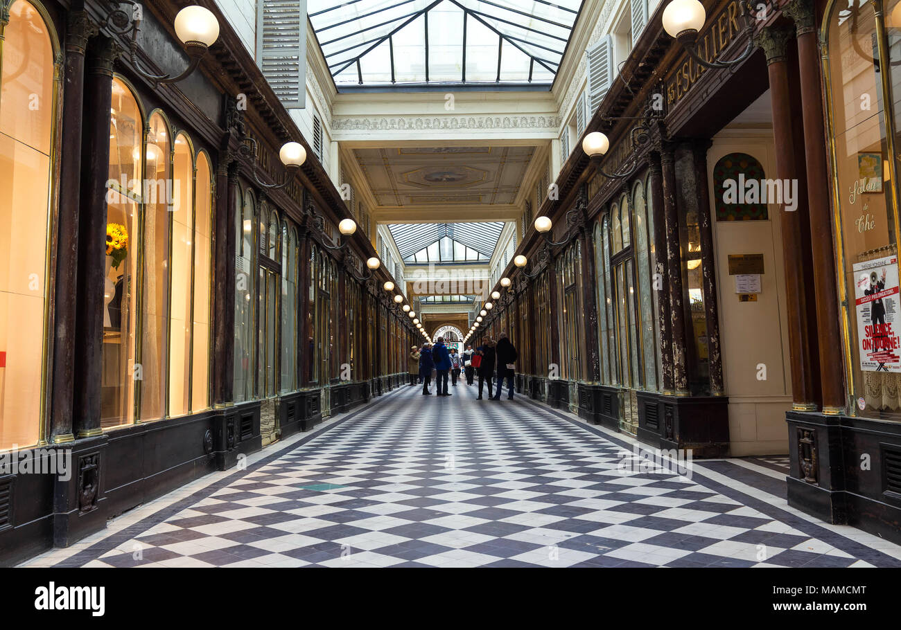 Galerie Vero Dodat nahe Palais-Royal. Galerie Vero Dodat ist einer der 150 Passagen und Galerien, die in Paris in der Mitte des 19. Jahrhunderts eröffnet wurden. Stockfoto