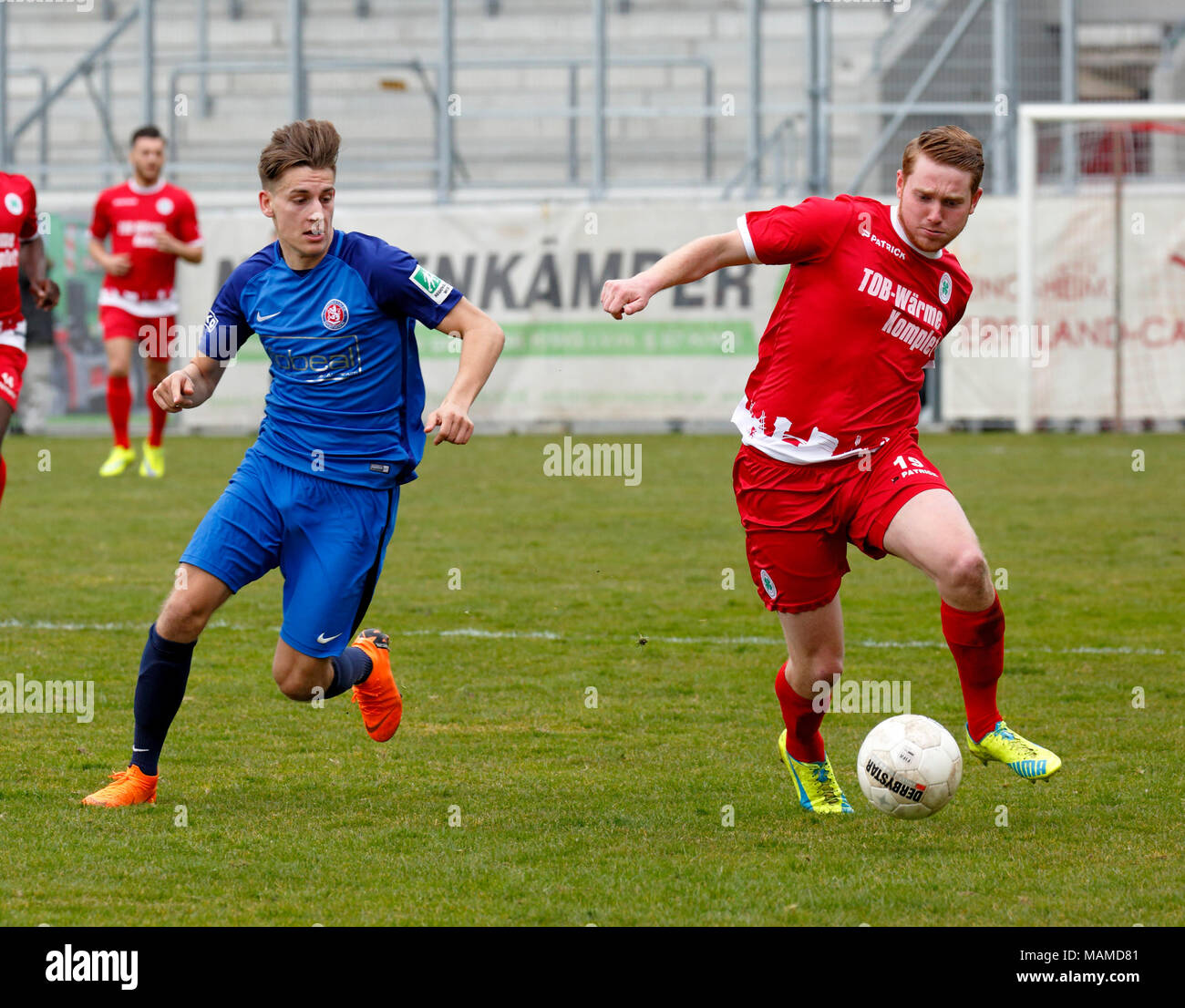 Sport, Fußball, Regionalliga West, 2017/2018, Rot Weiss Oberhausen vs Wuppertaler SV 1:1, Stadion Niederrhein in Oberhausen, Szene des Spiels, Raphael Steinmetz (RWO) in Ballbesitz, links Semir Saric (WSV) Stockfoto