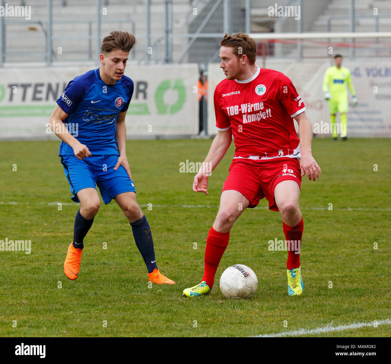 Sport, Fußball, Regionalliga West, 2017/2018, Rot Weiss Oberhausen vs Wuppertaler SV 1:1, Stadion Niederrhein in Oberhausen, Szene des Spiels, Raphael Steinmetz (RWO) in Ballbesitz, links Semir Saric (WSV) Stockfoto