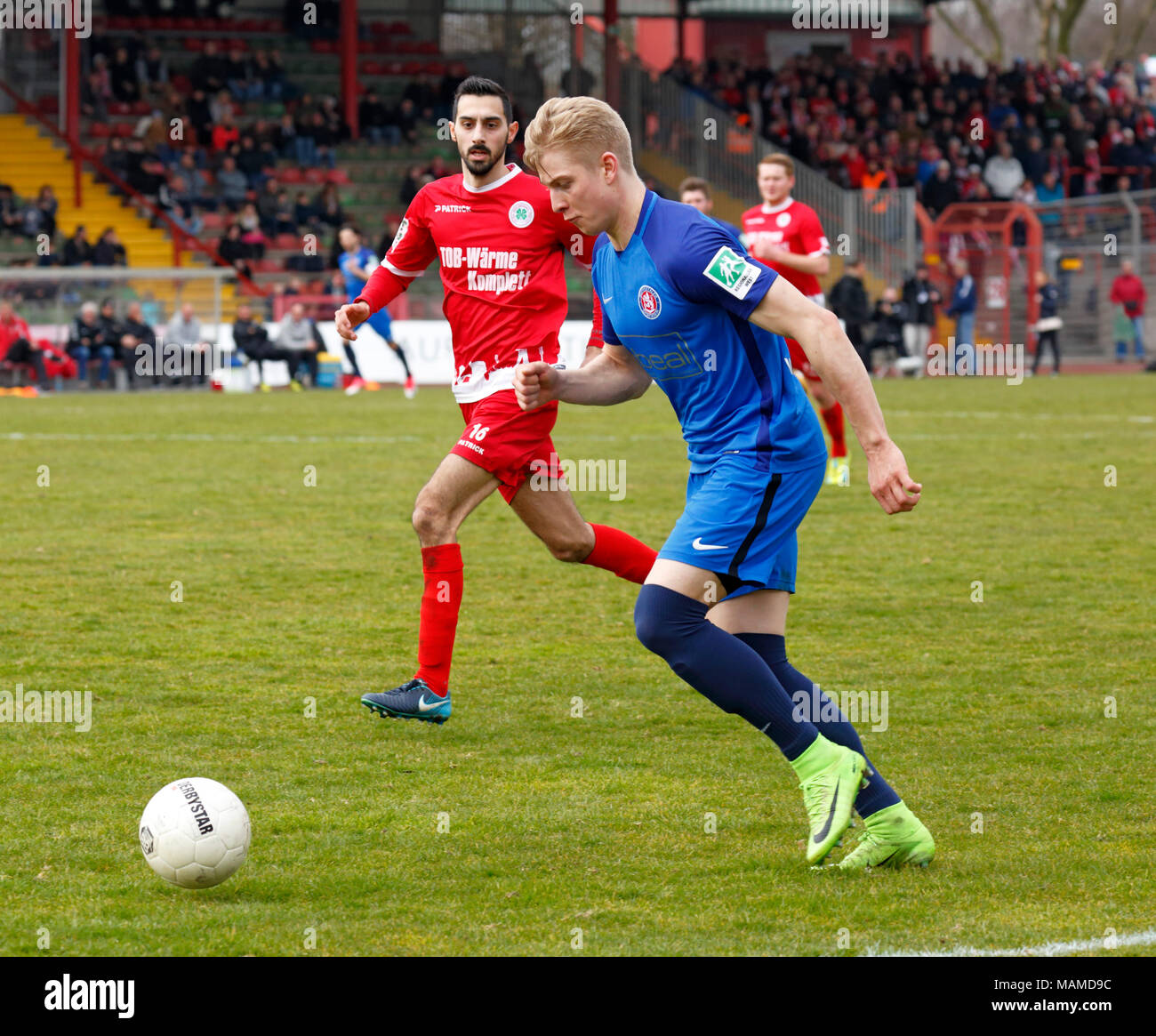 Sport, Fußball, Regionalliga West, 2017/2018, Rot Weiss Oberhausen vs Wuppertaler SV 1:1, Stadion Niederrhein in Oberhausen, Szene des Spiels, Niklas Heidemann (WSV) in Ballbesitz, hinter Rafael Garcia (WSV) Stockfoto