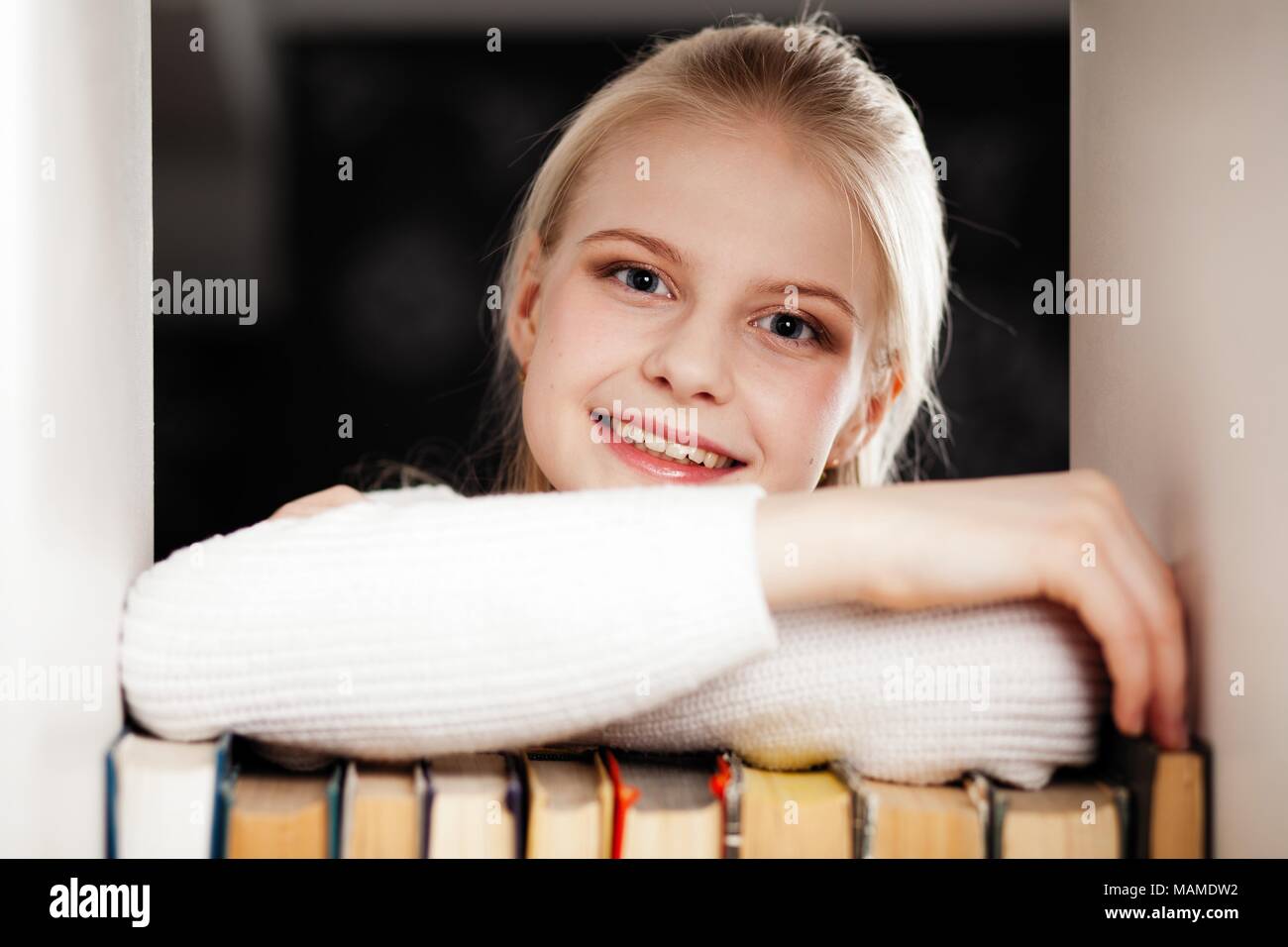 Junges Mädchen in einer Bibliothek Stockfoto