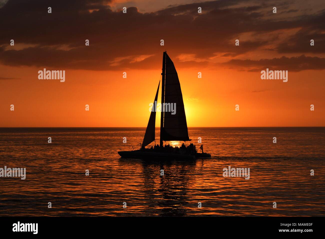 Silhouette von Segelboot bei Sonnenuntergang Stockfoto