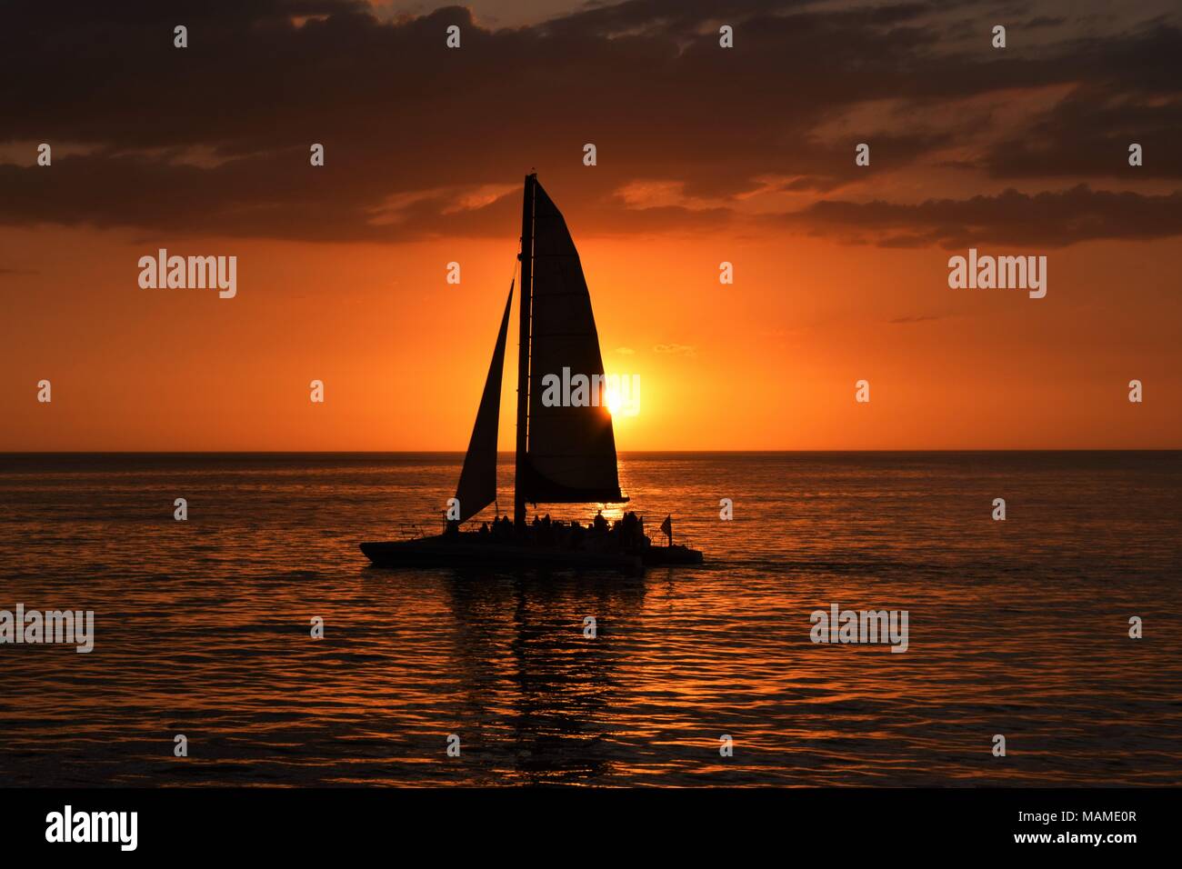 Silhouette von Segelboot bei Sonnenuntergang Stockfoto