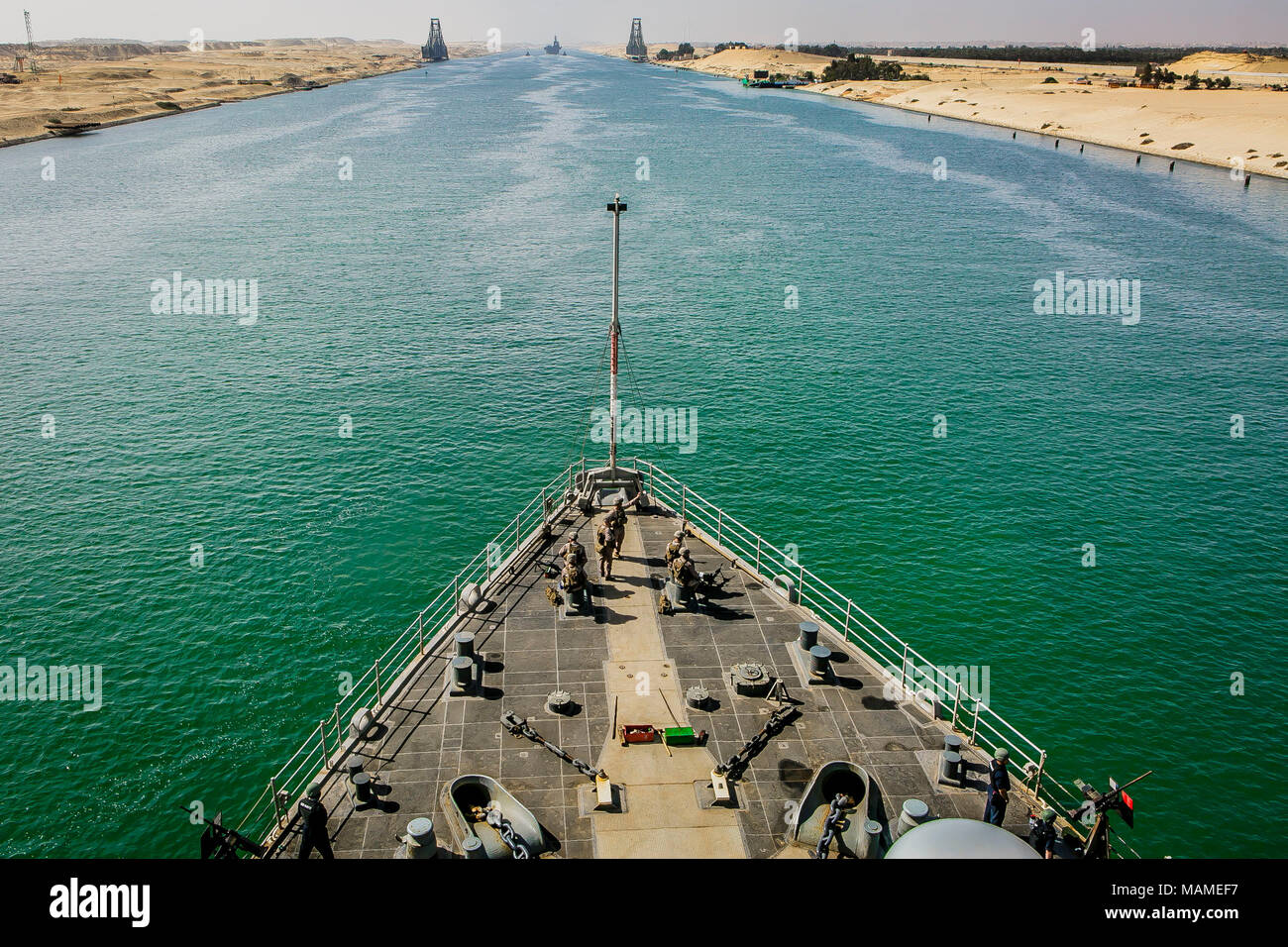 180327-M-RT 059-0240 SUEZ KANAL (27. März 2018) Marines bis 26 Marine Expeditionary Unit und Matrosen, die dem zugeordnet ist Harpers Ferry zugeordnet - Klasse dock Landung Schiff USS Oak Hill (LSD 51) Mann Sicherheit Beiträge am Bug des Schiffes. Das Oak Hill ist in die USA 5 Flotte Bereich für Maßnahmen zur Erhöhung der Sicherheit im Seeverkehr im Einsatz Verbündeten und Partnern zu beruhigen und der Freiheit der Schiffahrt und des freien Handels in der Region erhalten. (U.S. Marine Corps Foto: Staff Sgt. Dengrier M. Baez/Freigegeben) Stockfoto