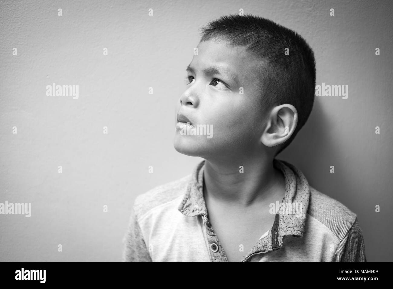 Junge asiatische Junge bleiben allein und Traurigkeit Stockfoto