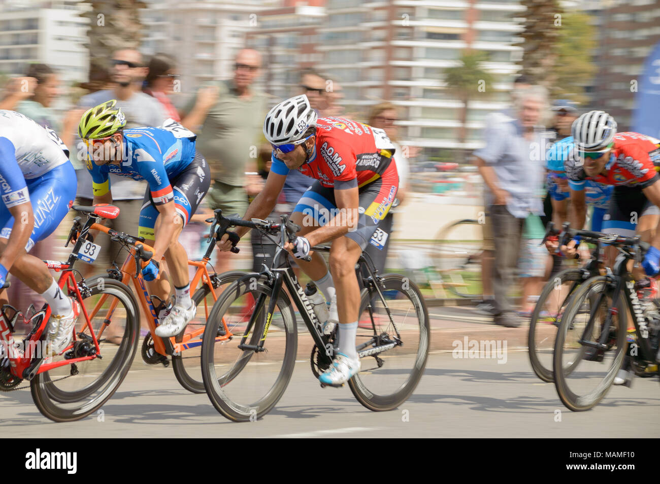 MONTEVIDEO, URUGUAY - April 1, 2018: Radfahrer in der letzten Phase, 75 Ausgabe der Vuelta ciclistica del Uruguay. Stockfoto