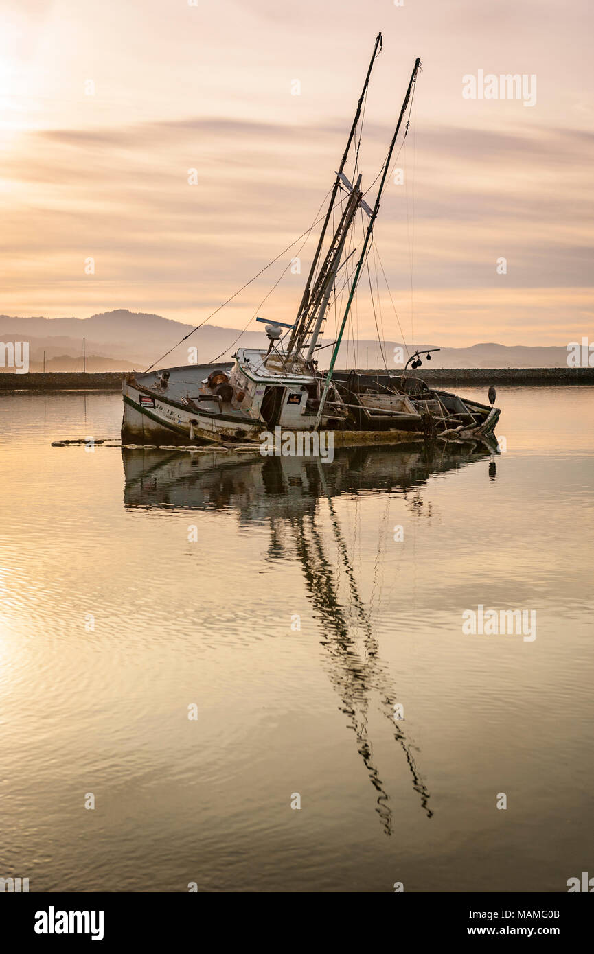 Abgebrochene Fischerboot, an der Säule Point Harbor, Half Moon Bay, San Mateo County, Kalifornien, USA versenkt Stockfoto