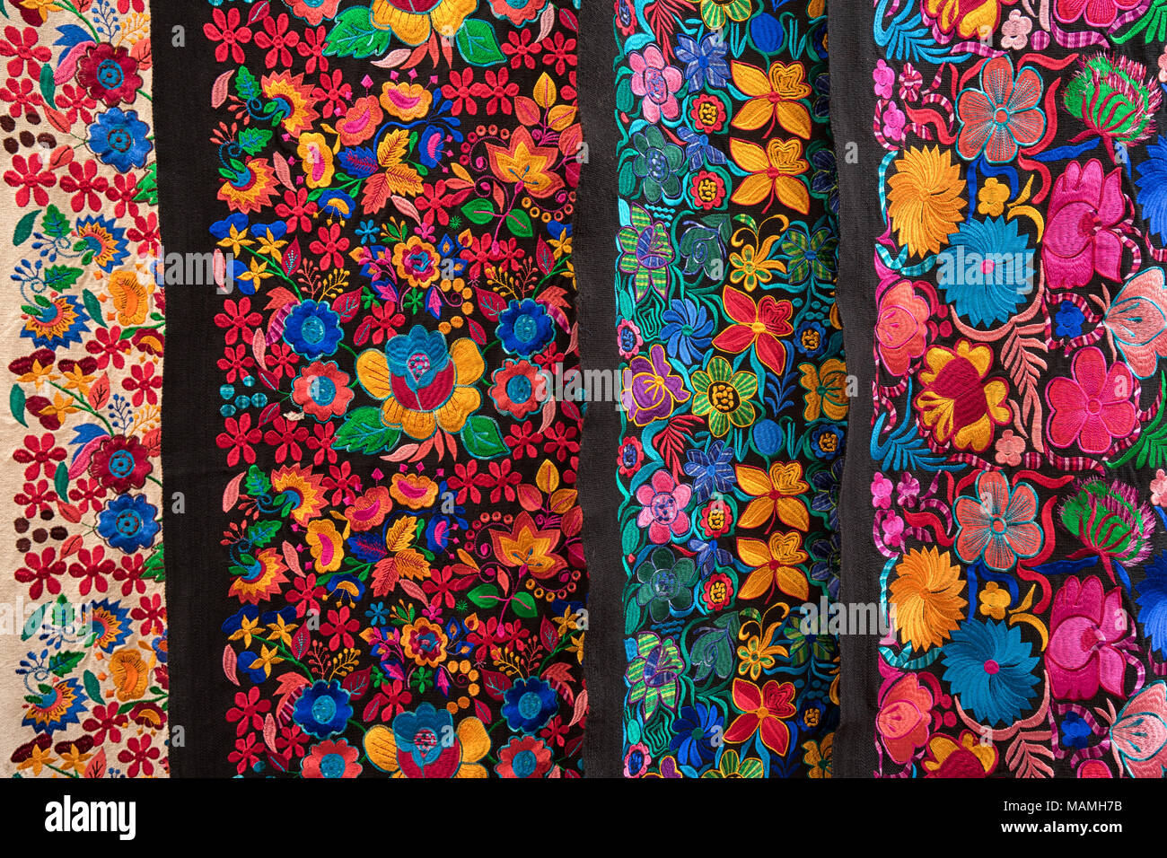 Otavalo, Ecuador-March 17, 2018: Bunte indigene Textilien, die in den wöchentlichen Handwerker Markt Stockfoto
