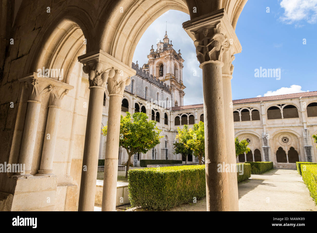 Alcobaca Kloster, Portugal. Blick auf den Claustro de D. (Kreuzgang des Königs Denis) und die Türme. Ein Weltkulturerbe seit 1997 Stockfoto